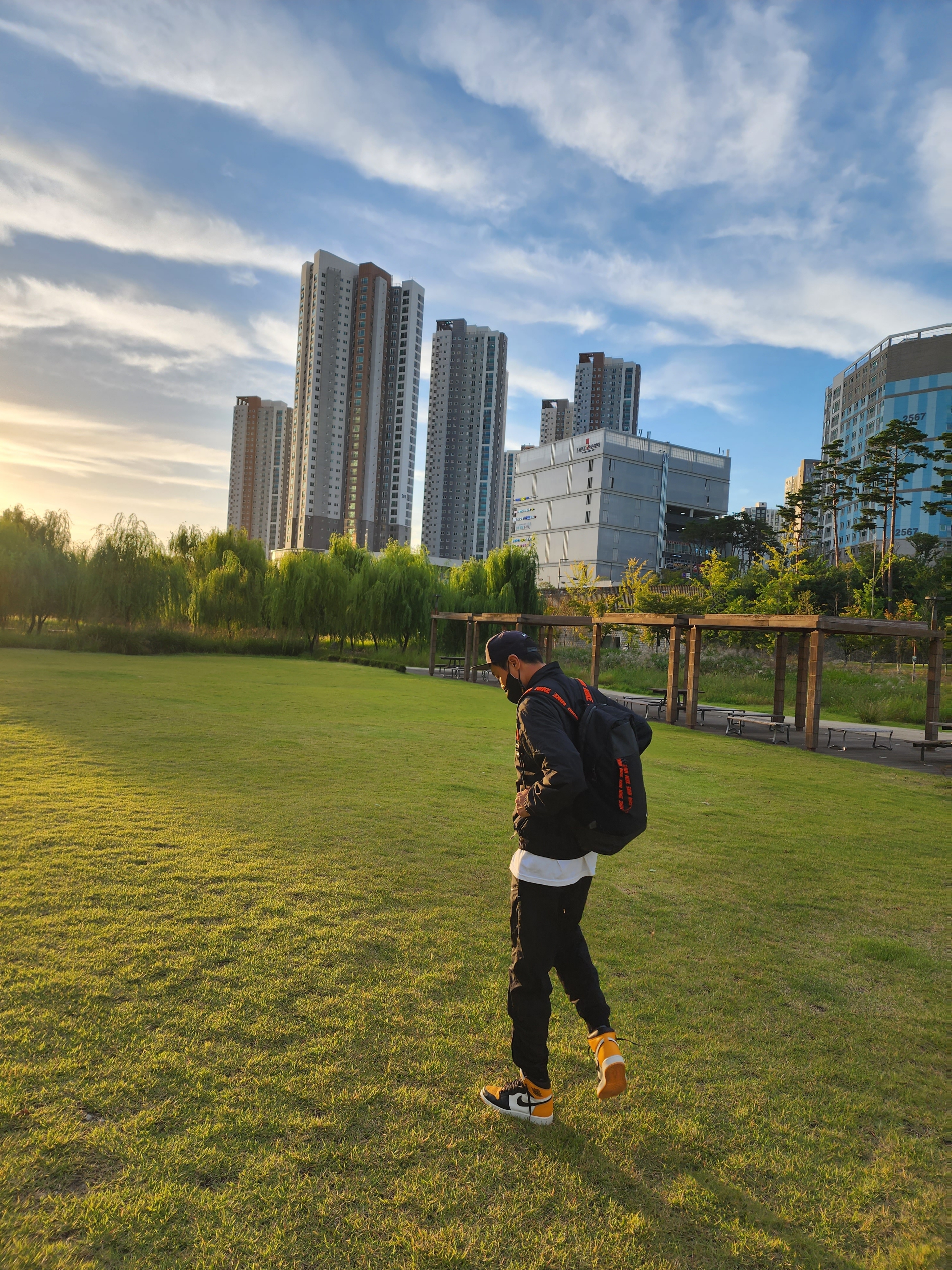 Nike NRG Solo Swoosh Woven Track Jacket Black - Asia, Nike NRG Solo Swoosh Woven Track Pants Black White - Asia 착용 스타일 - 1