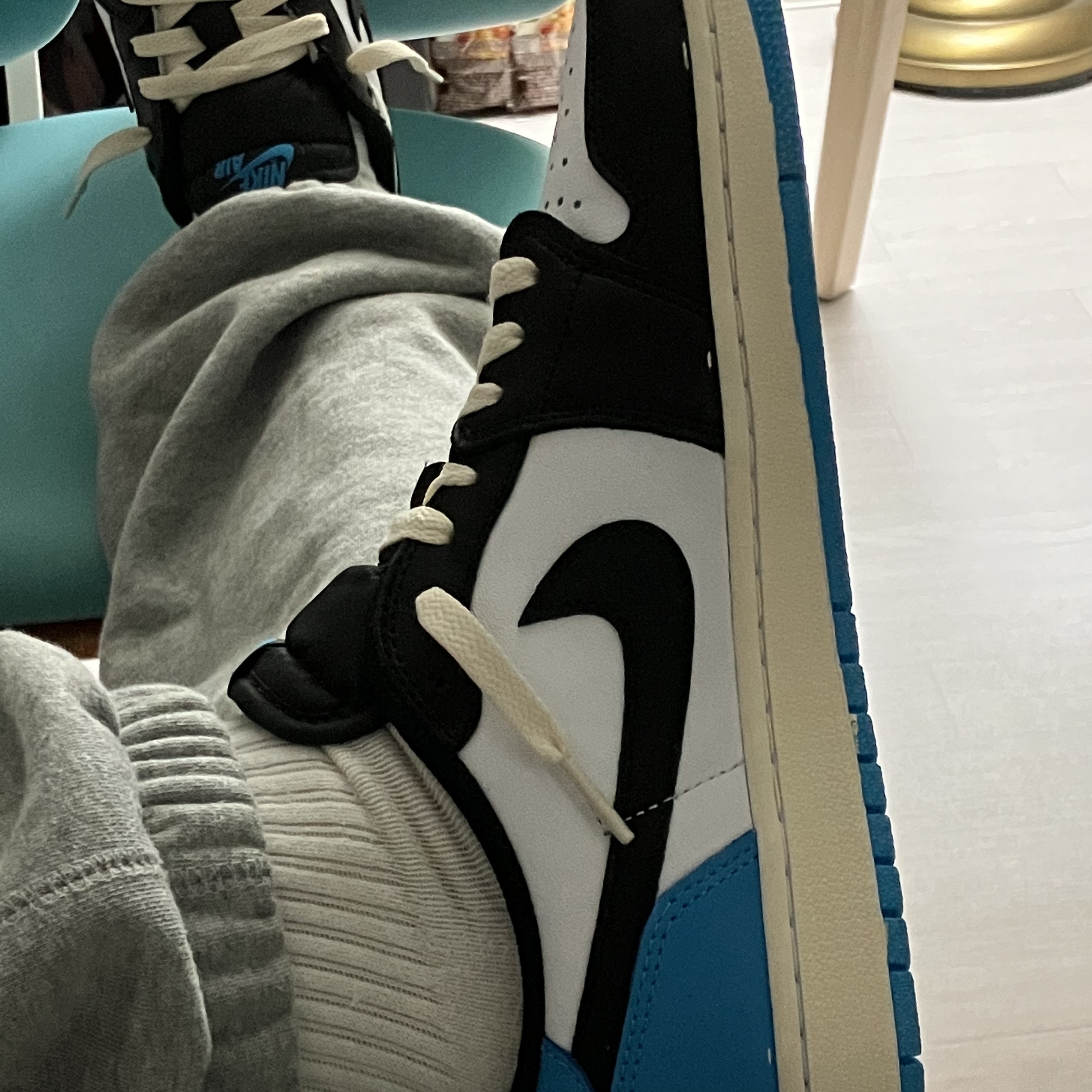 Jordan 1 Retro Low OG Black and Dark Powder Blue 착용 스타일 - 5