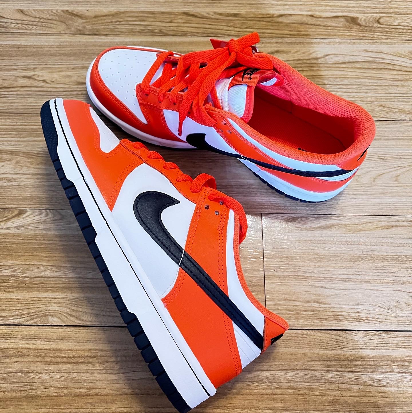 (GS) Nike Dunk Low Safety Orange 착용 스타일 - 1