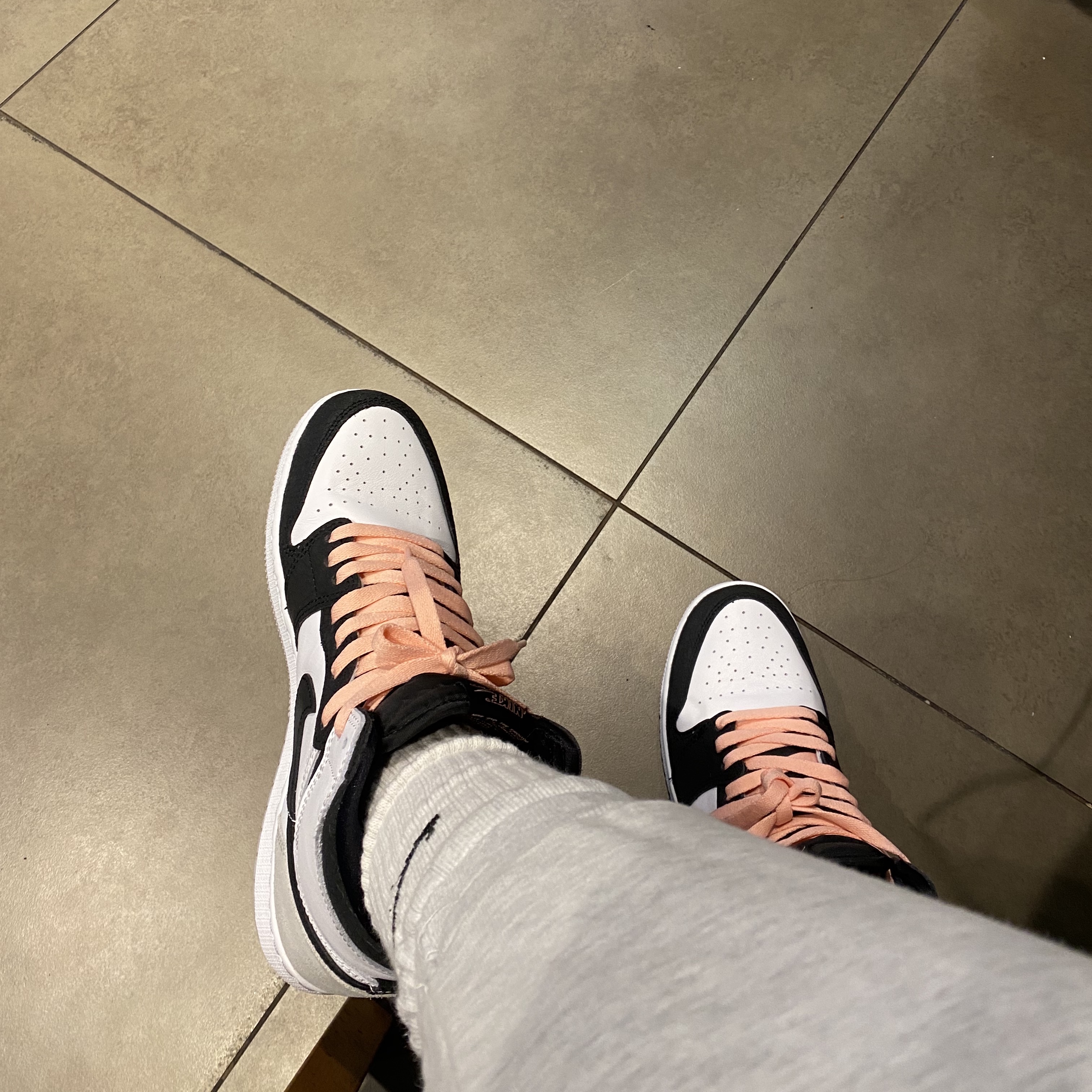 (GS) Jordan 1 Retro High OG Bleached Coral, Jordan 1 Retro High OG Bleached Coral 착용 스타일 - 1