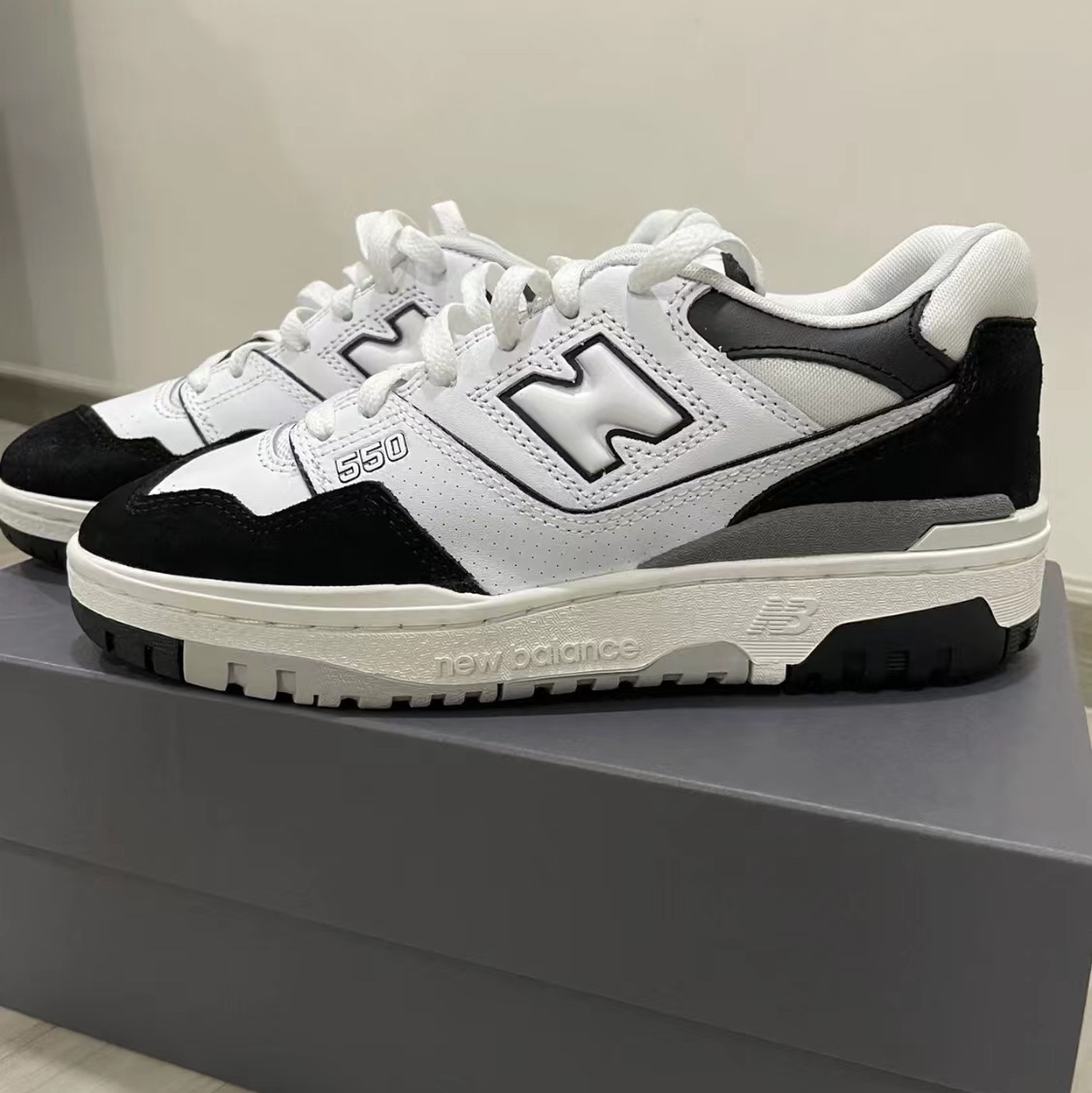 New Balance 550 White Black - D Standard 착용 스타일