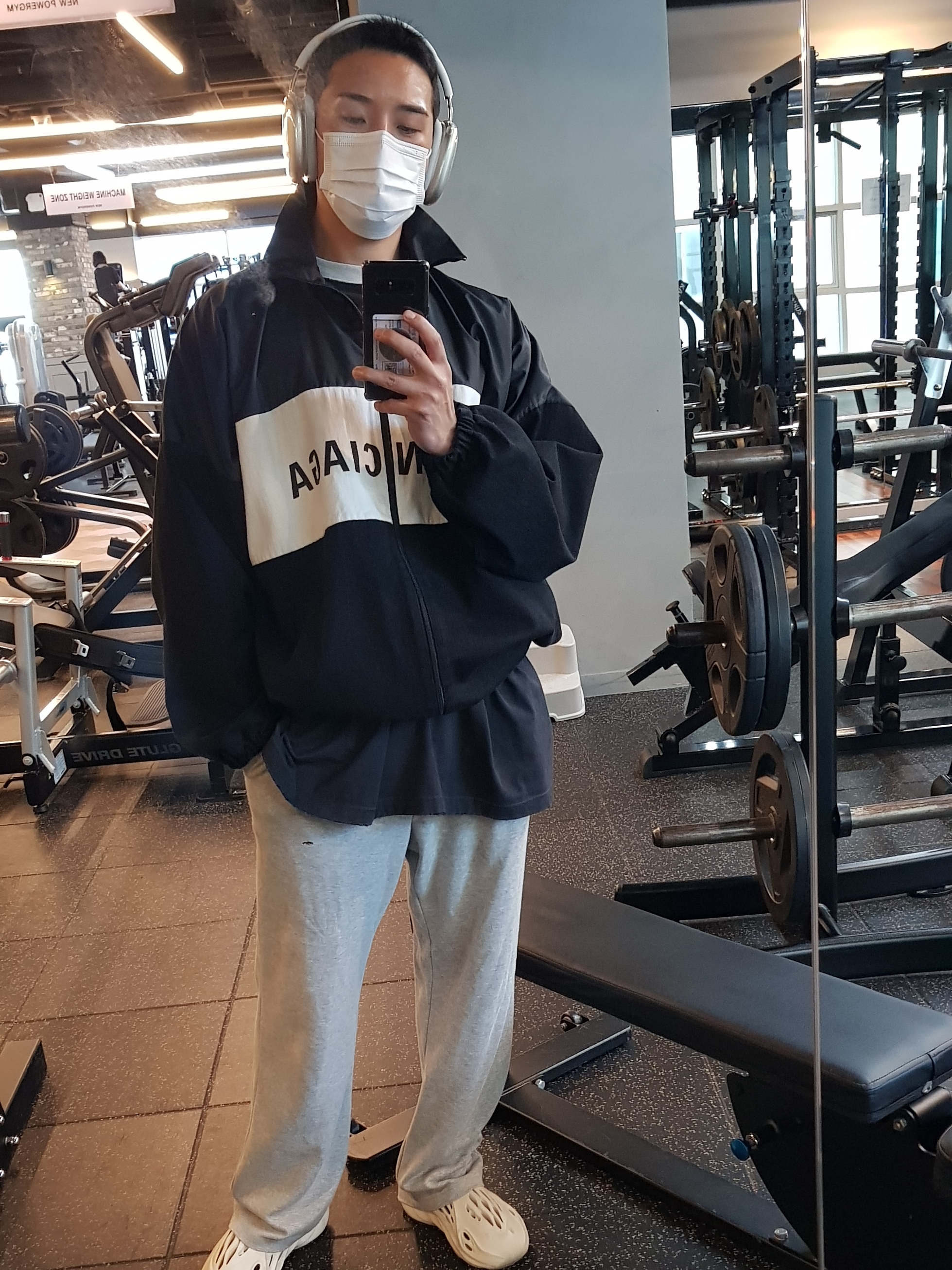 Adidas Yeezy Foam RNNR Sand, Apple AirPods Max Lightning Silver (Korean Ver.) 착용 스타일