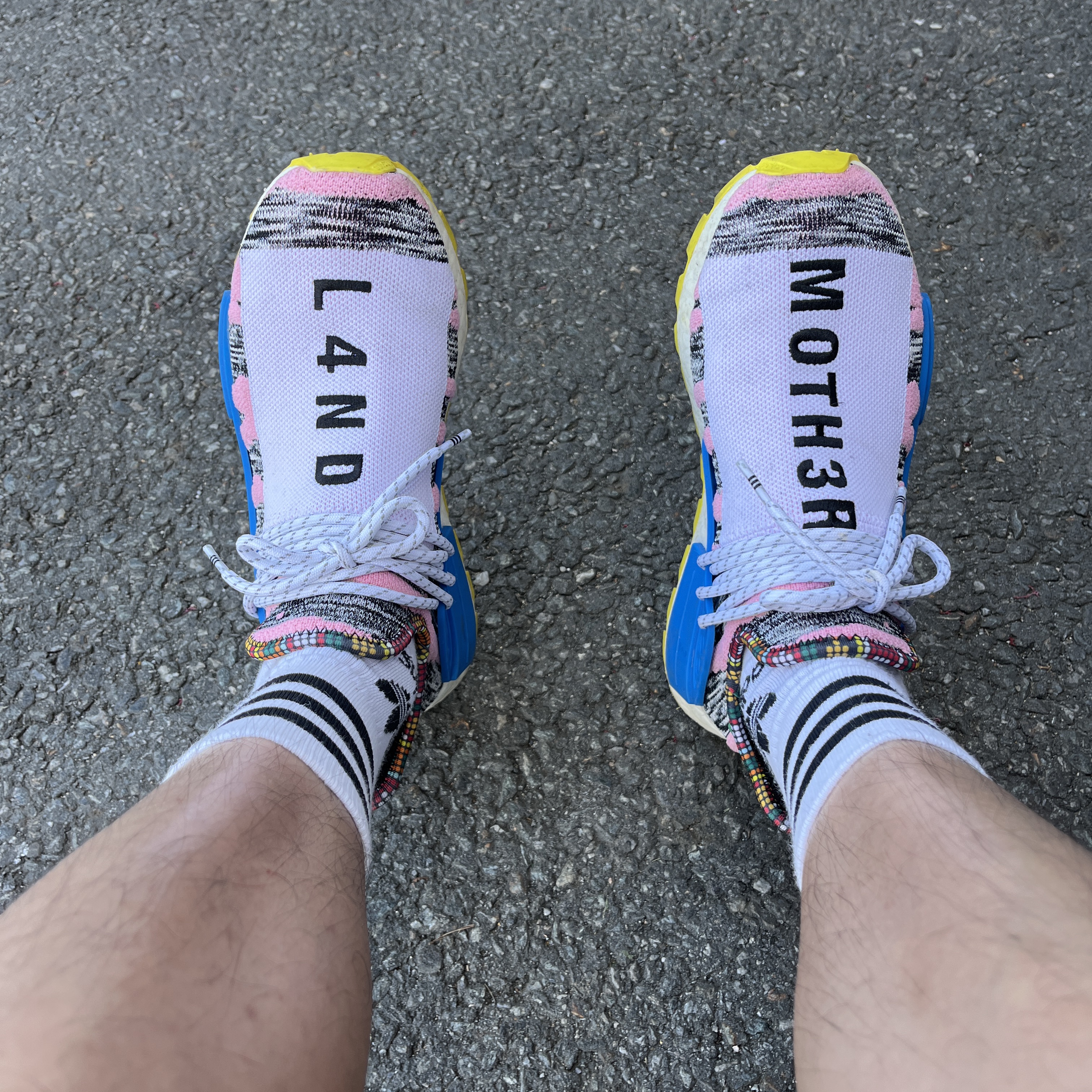 Adidas x Pharrell Williams Hu NMD Solar Pack Mother 착용 스타일 - 1