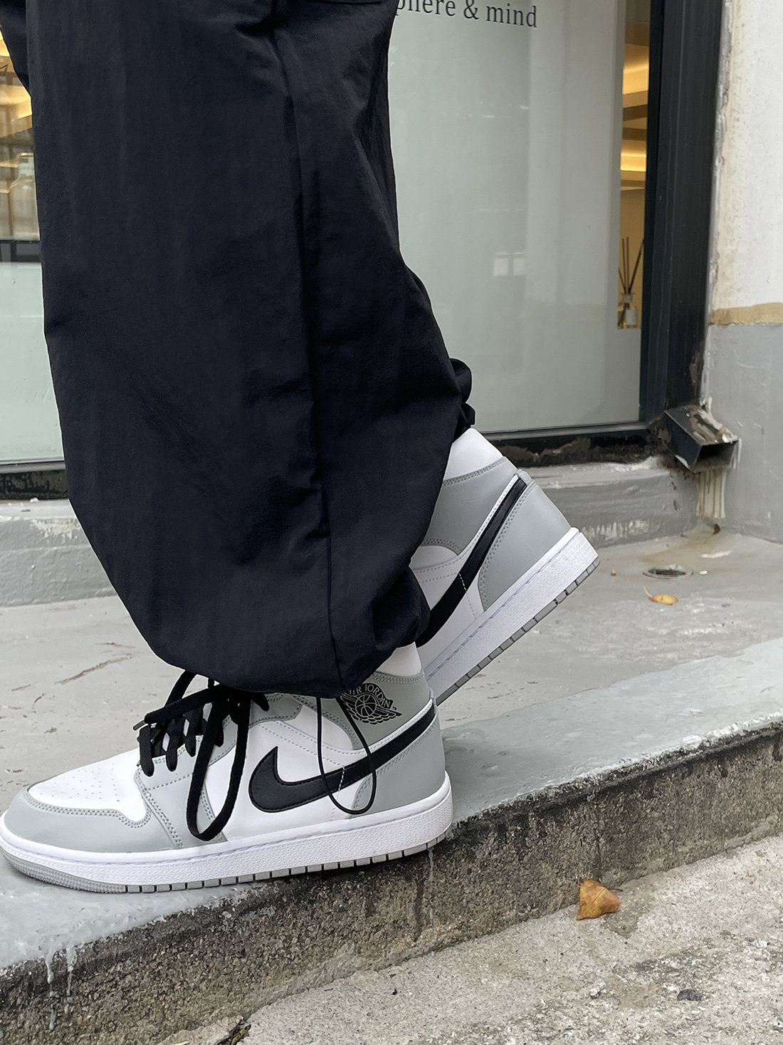 Jordan 1 Mid Light Smoke Grey 착용 스타일 - 2