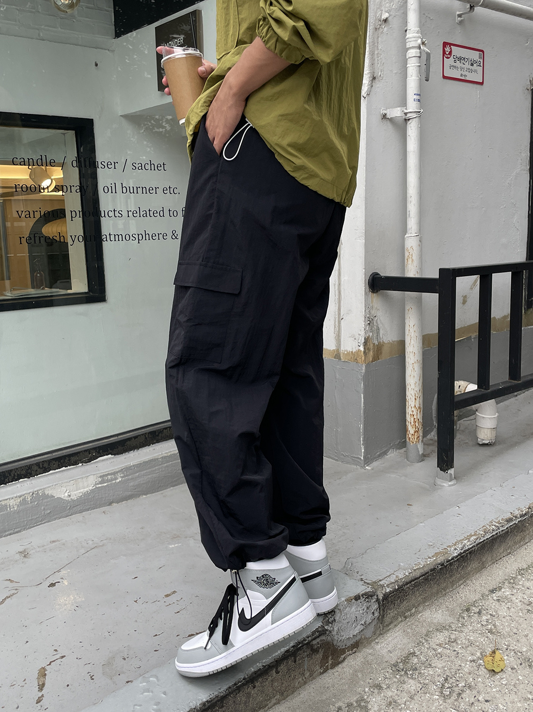 Jordan 1 Mid Light Smoke Grey 착용 스타일 - 3