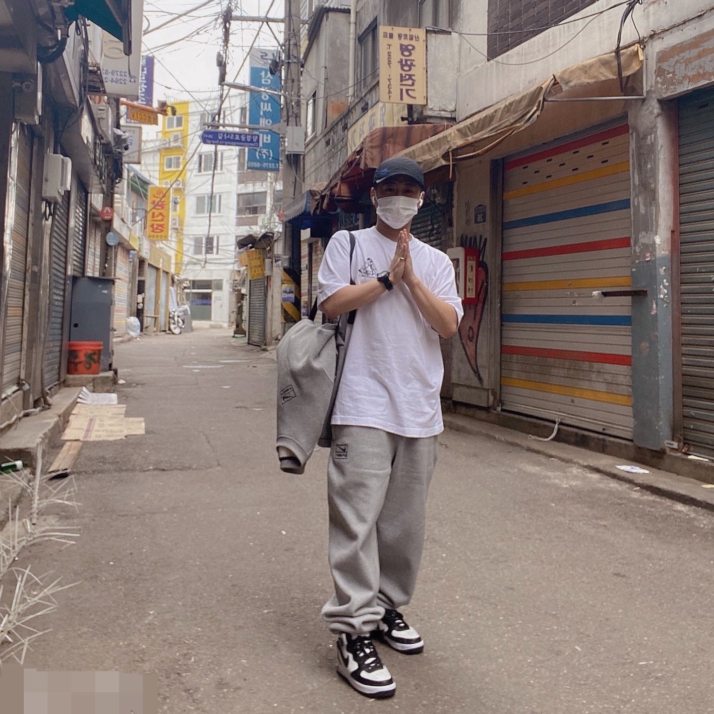 Nike x Stussy Air Force 1 '07 Mid SP Black and Light Bone, Nike x Stussy NRG RA Fleece Pants Dark Grey Heather (DJ9490-063) 착용 스타일