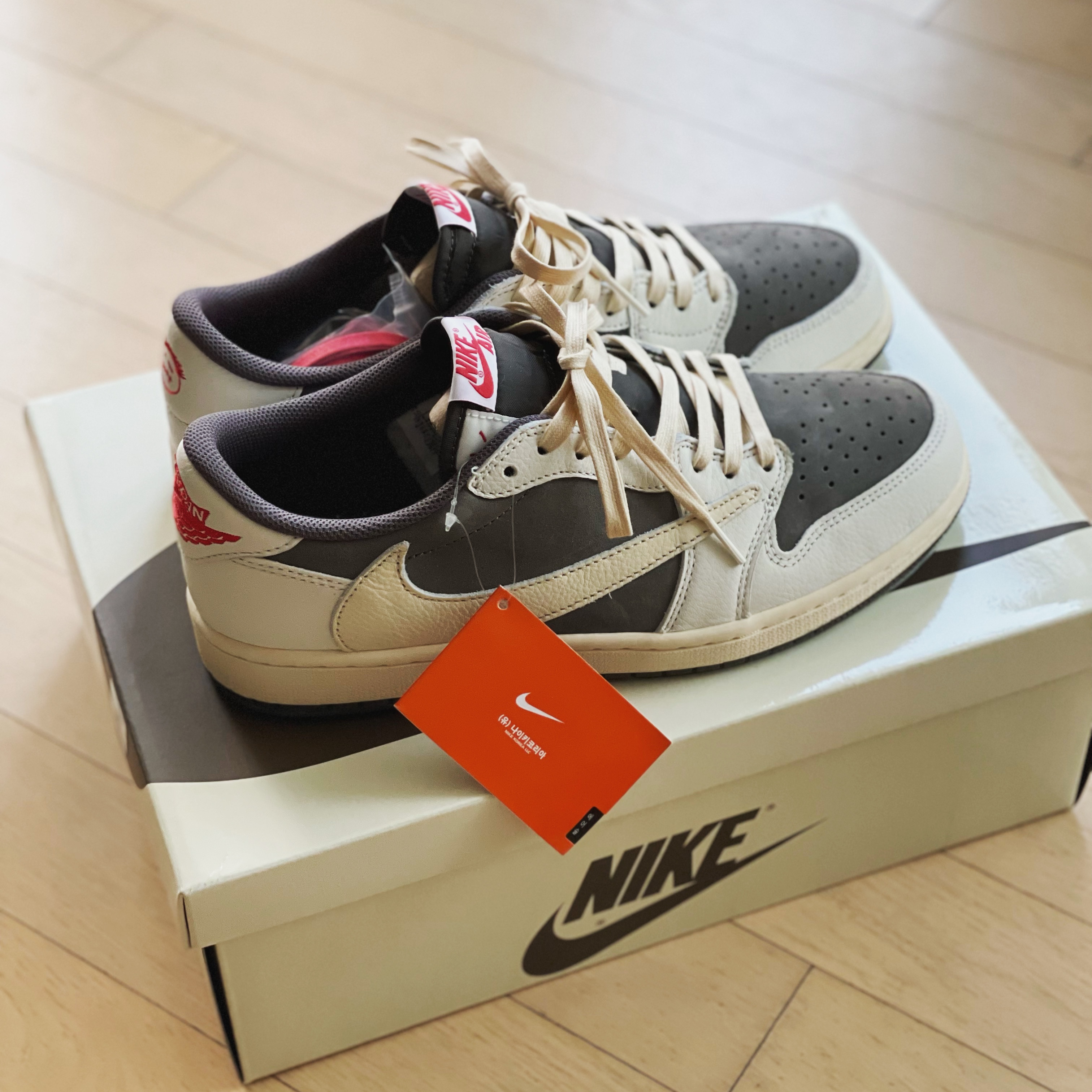 Jordan 1 x Travis Scott Retro Low OG SP Sail and Ridgerock, Stone Island B0943 Nylon Metal Swimming Trunk Aqua - 22SS 착용 스타일 - 1