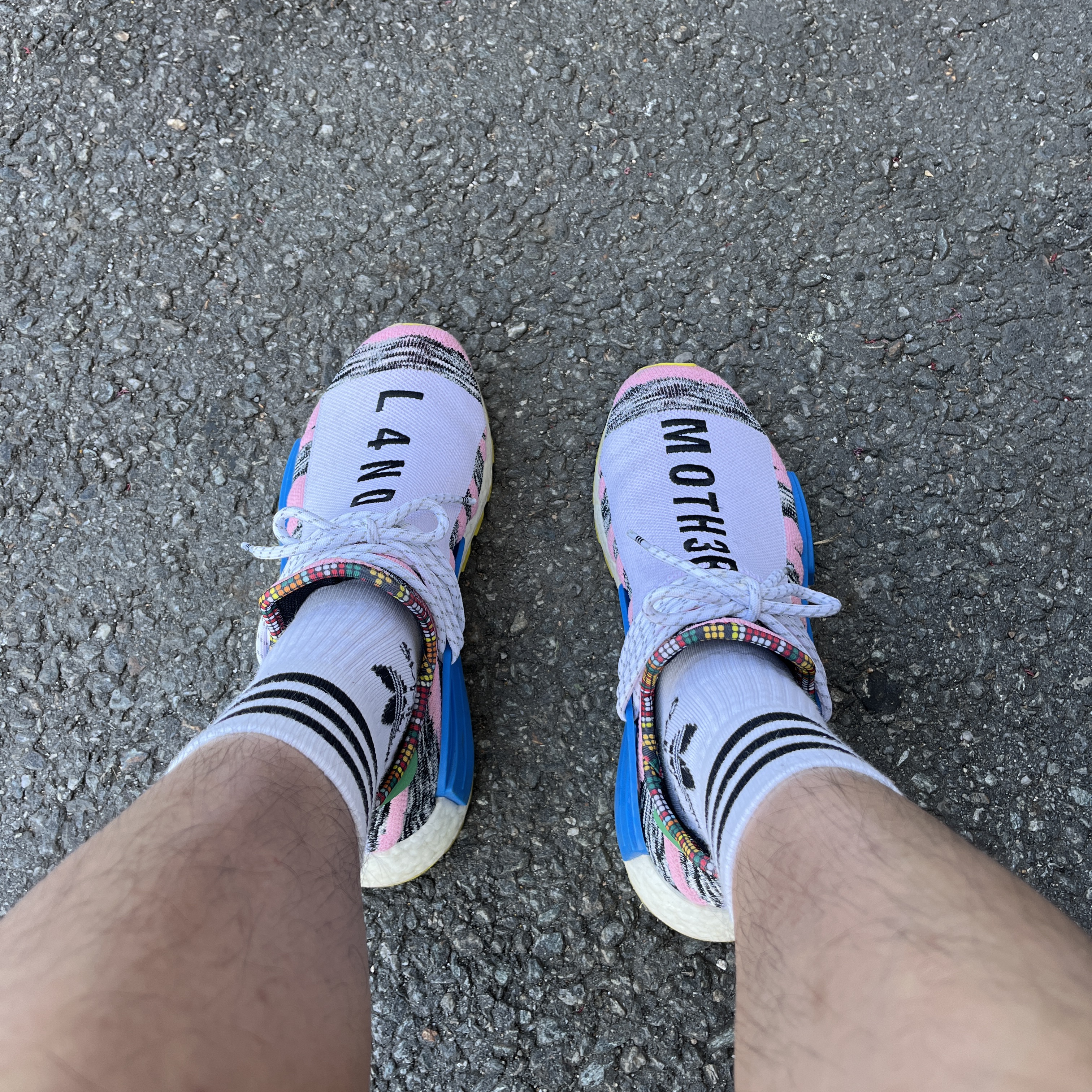 Adidas x Pharrell Williams Hu NMD Solar Pack Mother 착용 스타일 - 2