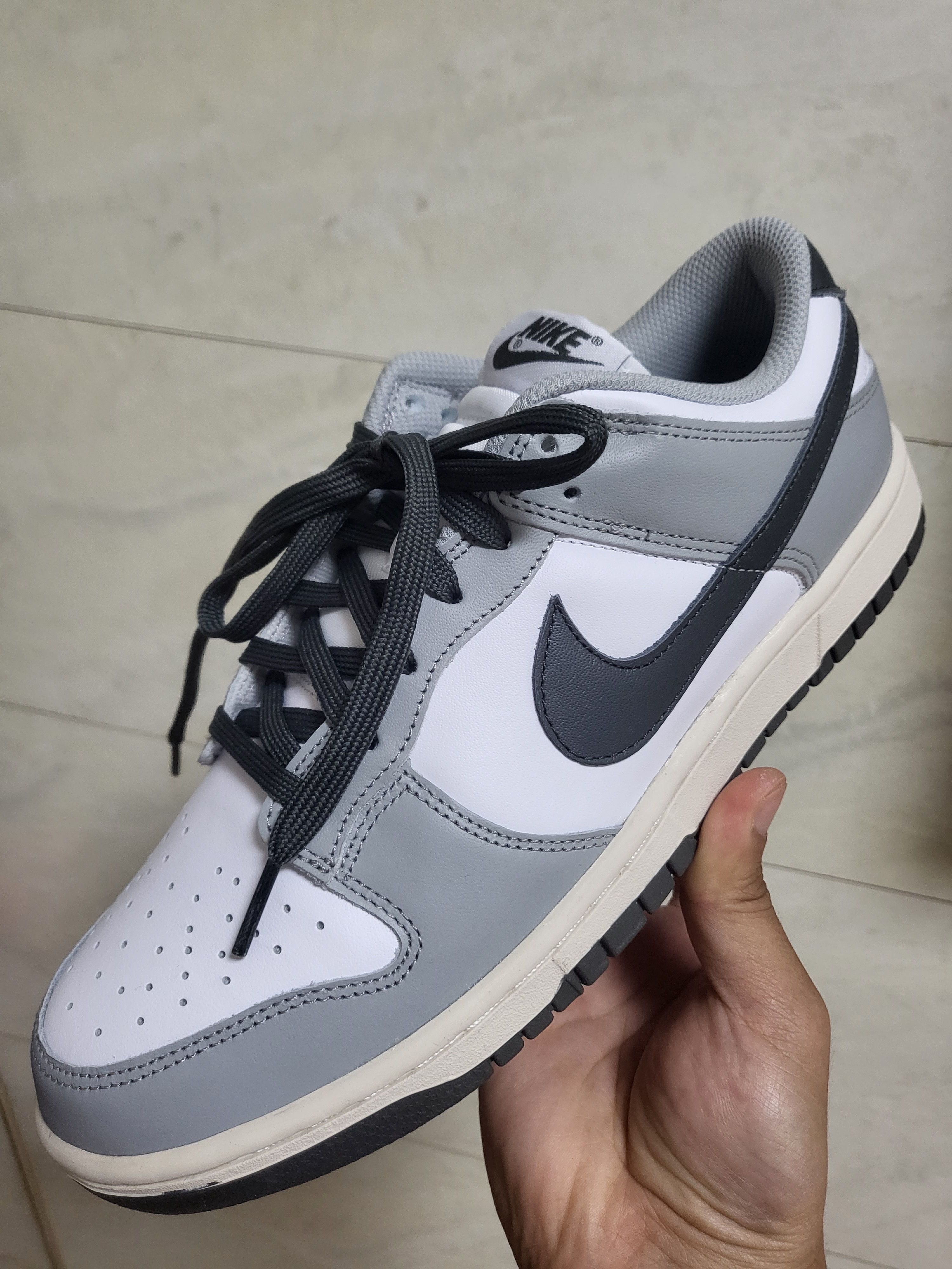 (W) Nike Dunk Low Light Smoke Grey 착용 스타일 - 1