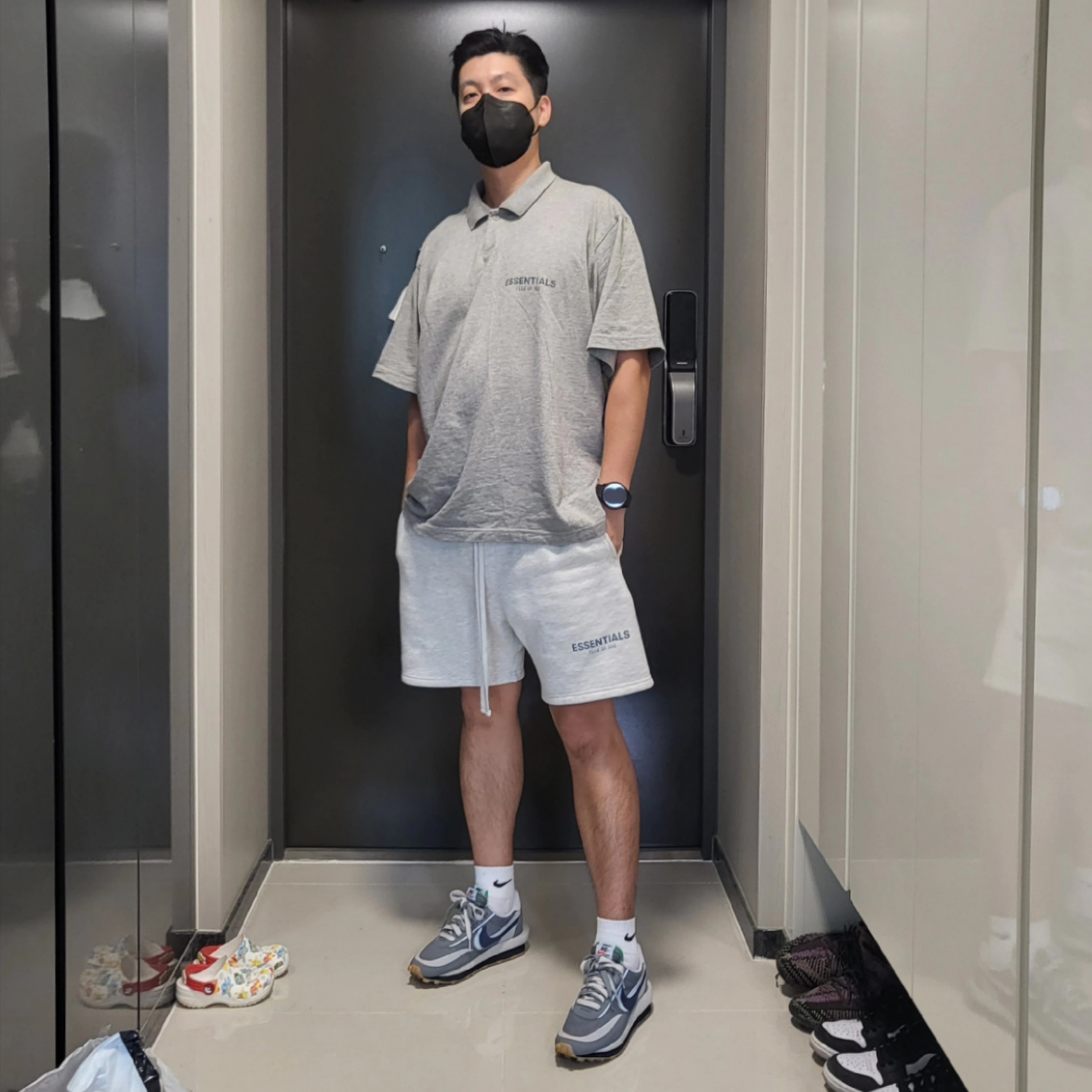 Essentials The Core Collection Short Sleeve Polo Heather Oatmeal, Essentials The Core Collection Sweatshorts Light Oatmeal 착용 스타일