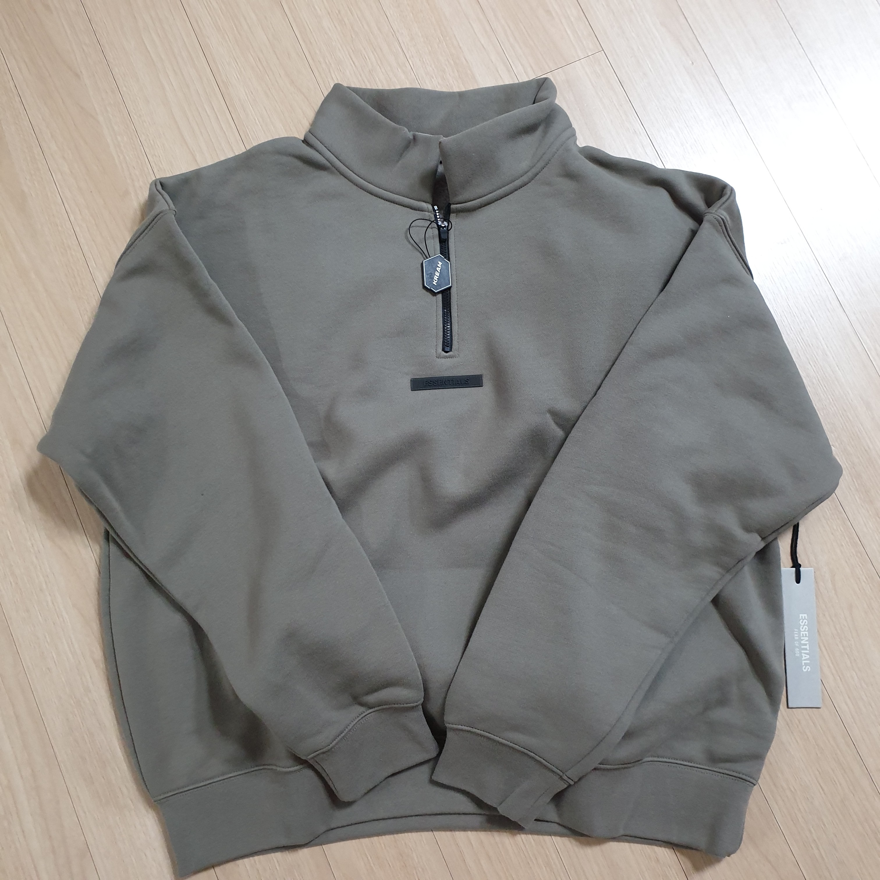 Essentials Mockneck Half-Zip Taupe - 21SS 착용 스타일 - 2