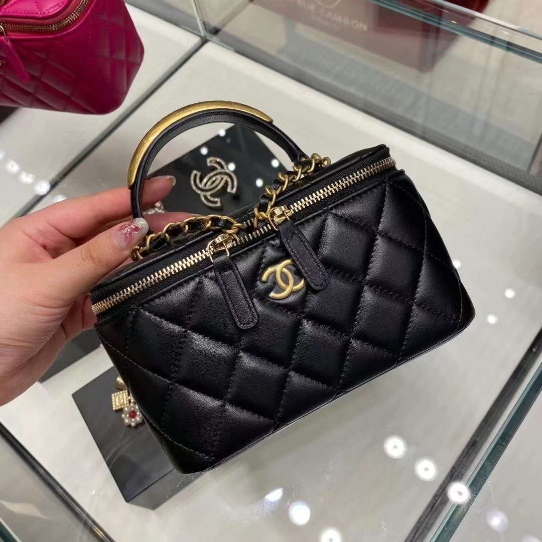 Chanel Vanity With Chain Lambskin & Gold Black 착용 스타일 - 1