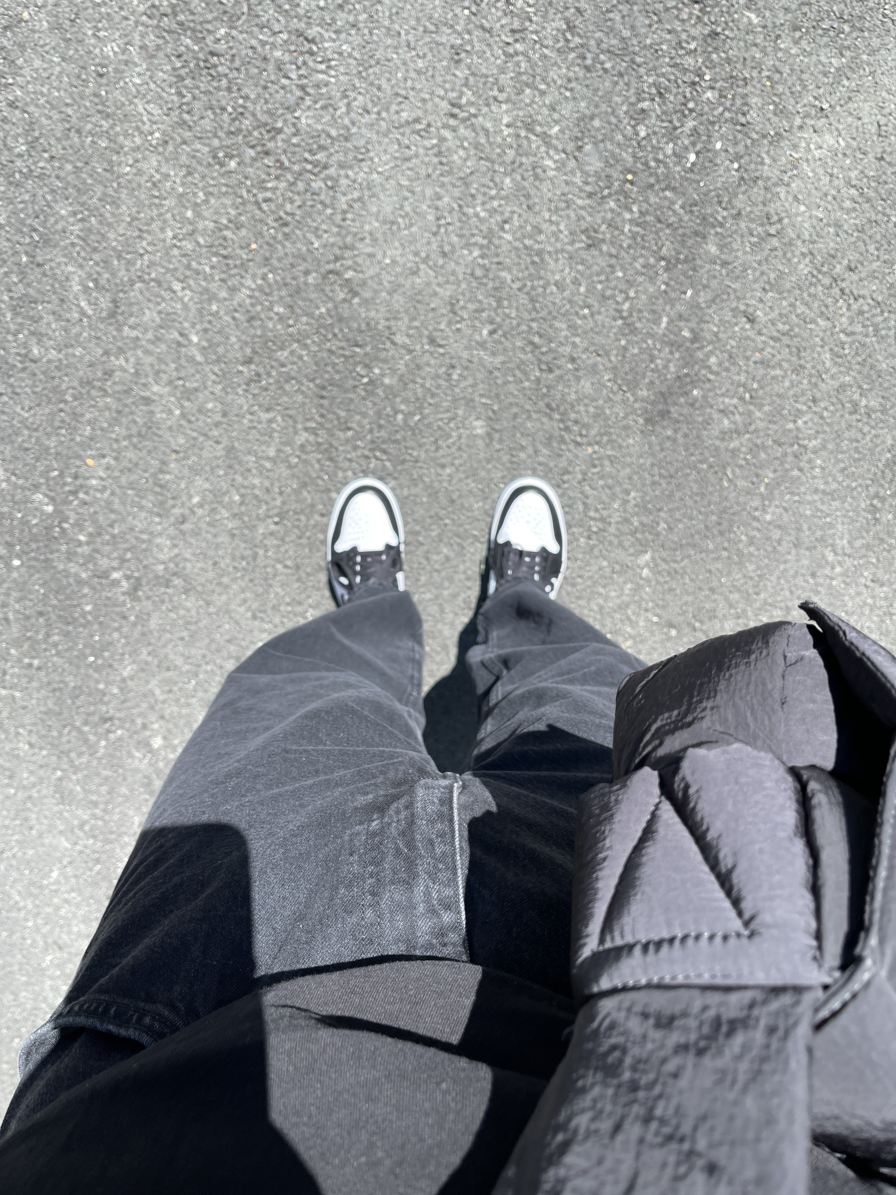 Jordan 1 Retro Low OG Black and Dark Powder Blue, Bottega Veneta Padded Tech Cassette Black 착용 스타일 - 4