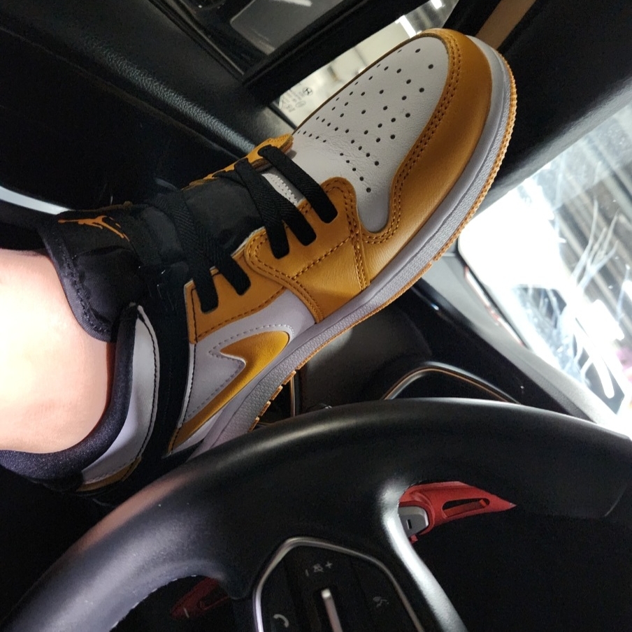 Jordan 1 Low Flyease Taxi 착용 스타일