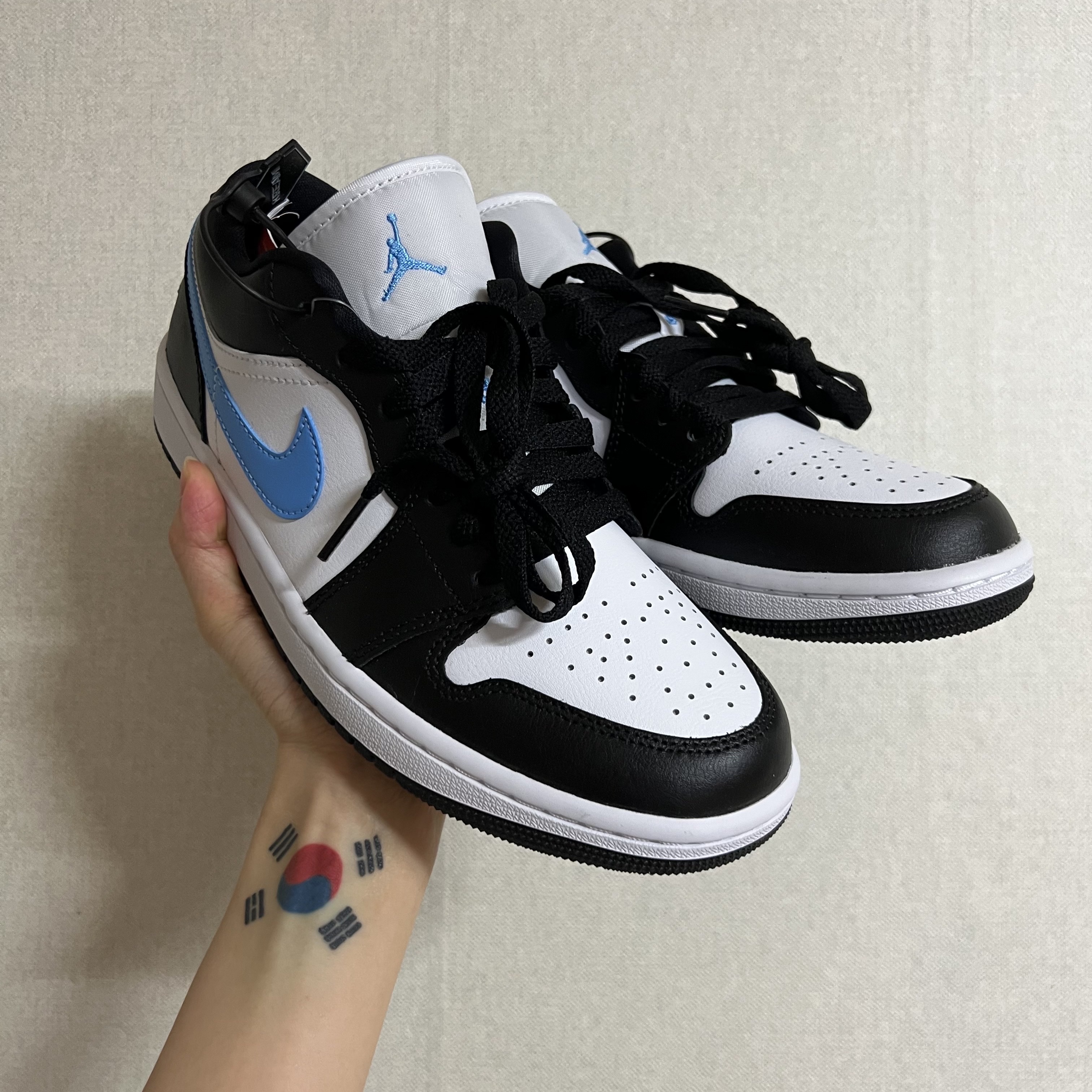 (W) Jordan 1 Low Black University Blue 착용 스타일