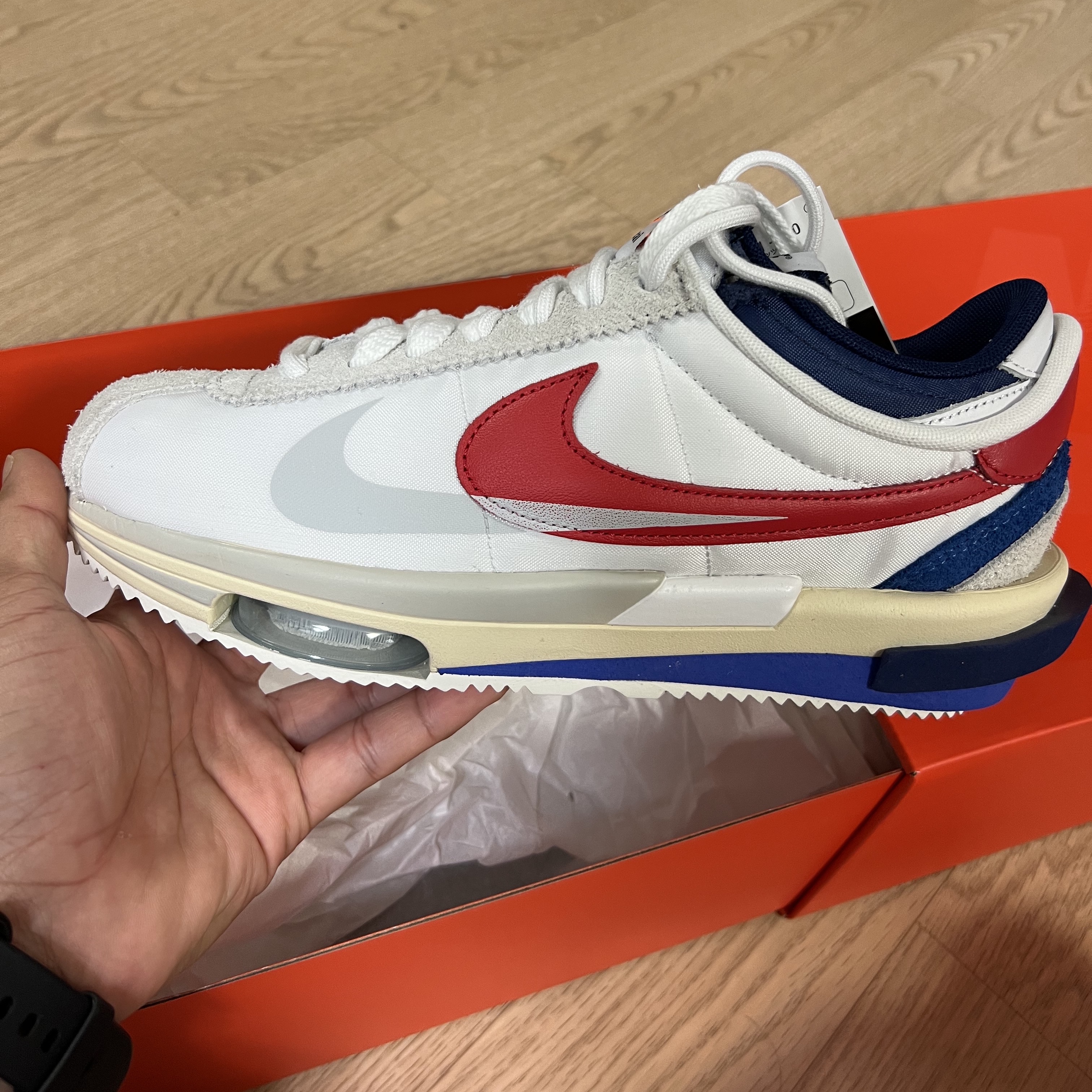 Nike x Sacai Zoom Cortez SP White and University Red 착용 스타일 - 3