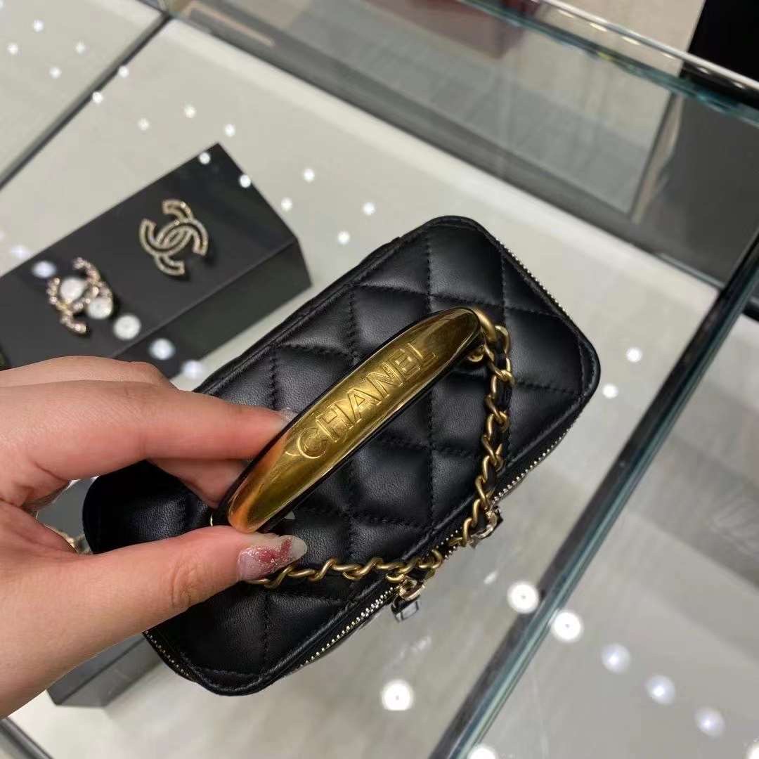 Chanel Vanity With Chain Lambskin & Gold Black 착용 스타일 - 2