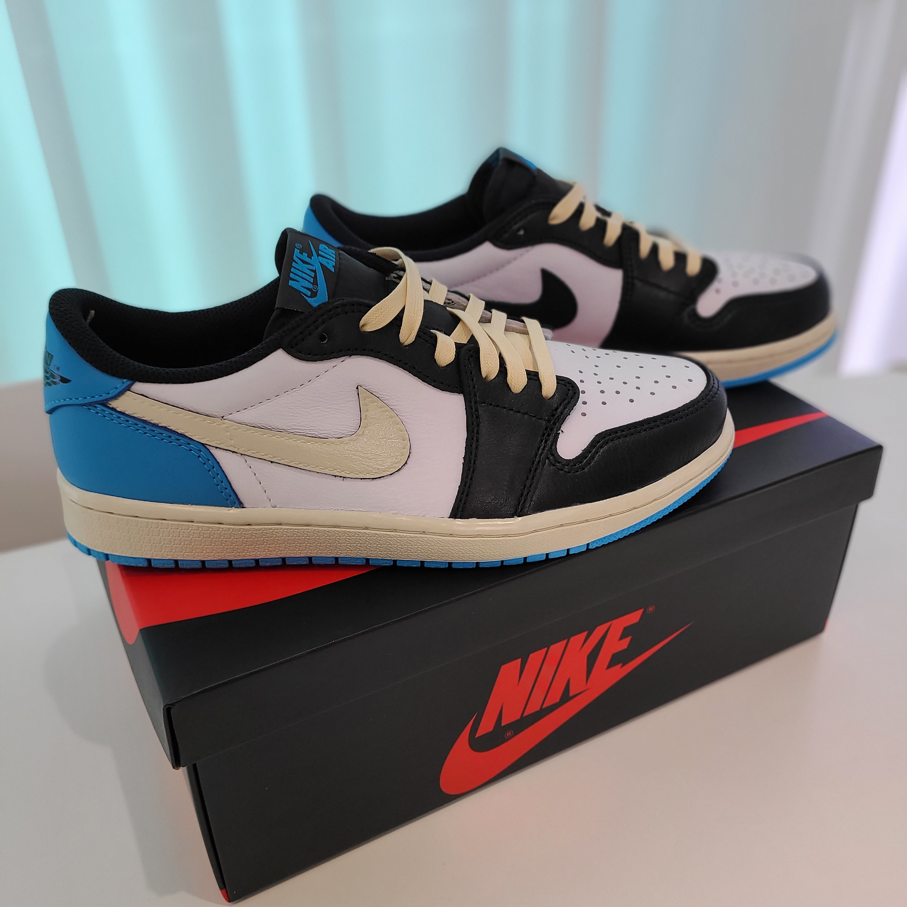 Jordan 1 Retro Low OG Black and Dark Powder Blue 착용 스타일