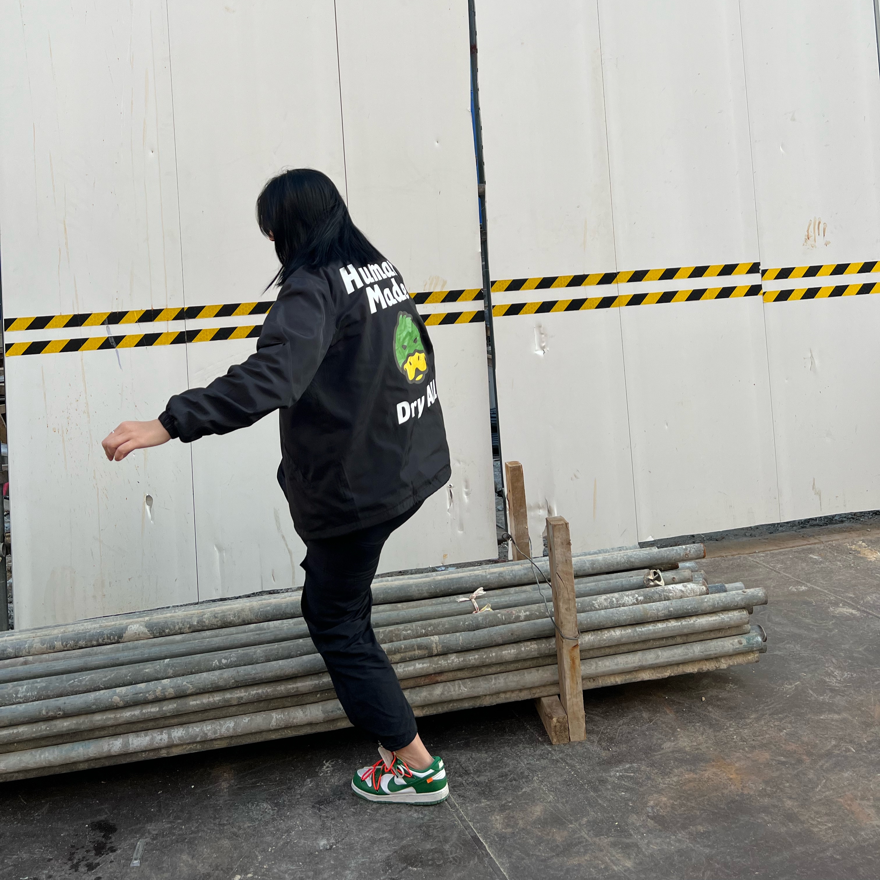 Nike x Off-White Dunk Low Pine Green, Human Made Coach Jacket Black 착용 스타일 - 2