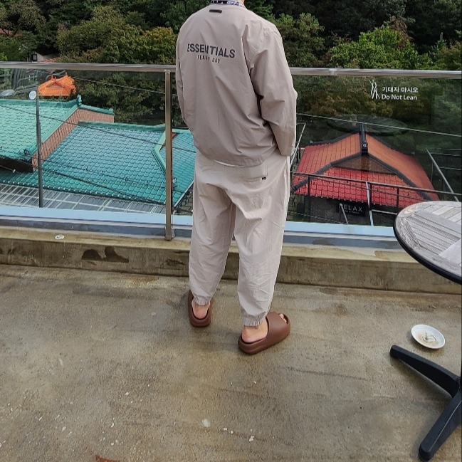 Adidas Yeezy Slide Flax, Essentials Coach Jacket Moss - 21SS 착용 스타일 - 1