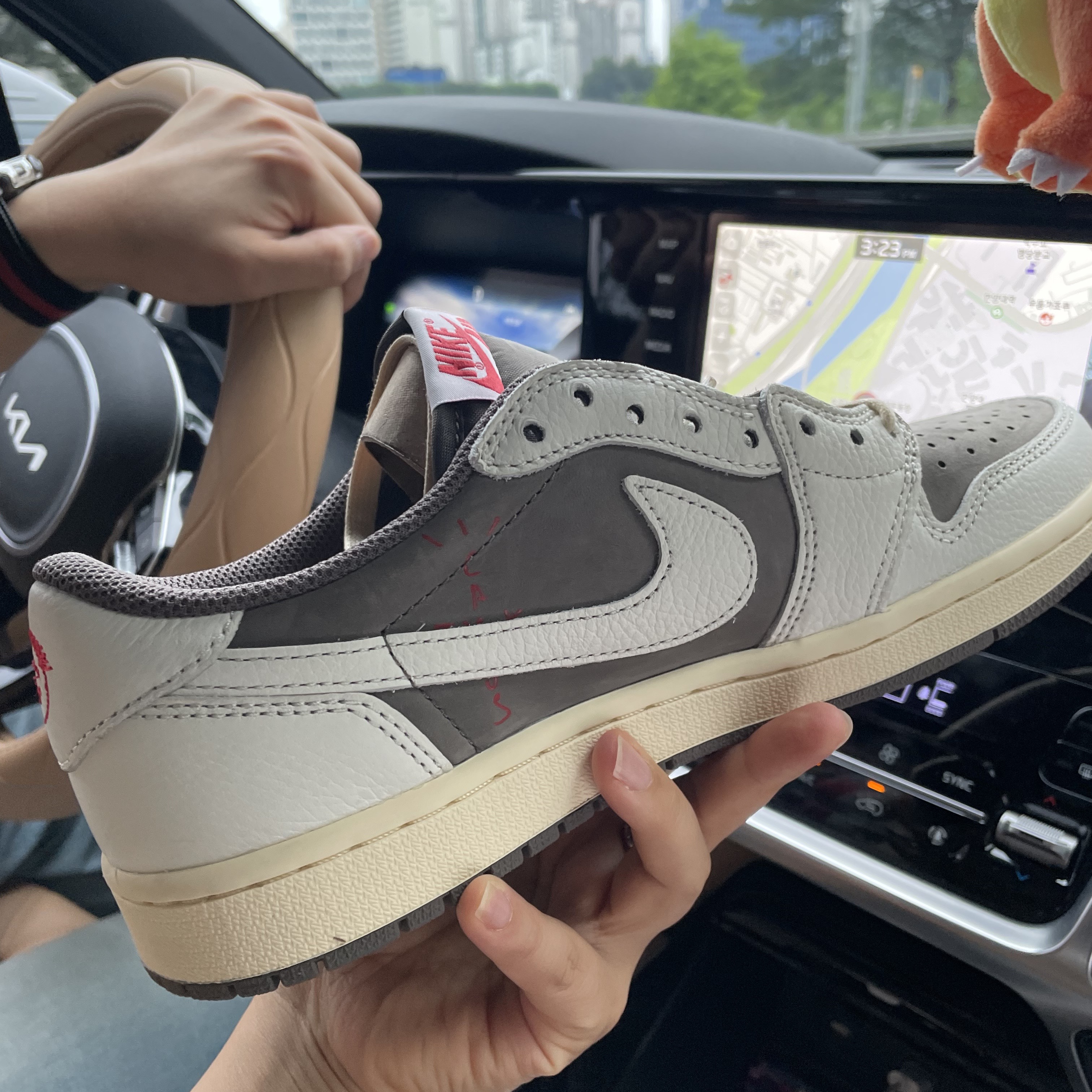 Jordan 1 x Travis Scott Retro Low OG SP Sail and Ridgerock 착용 스타일