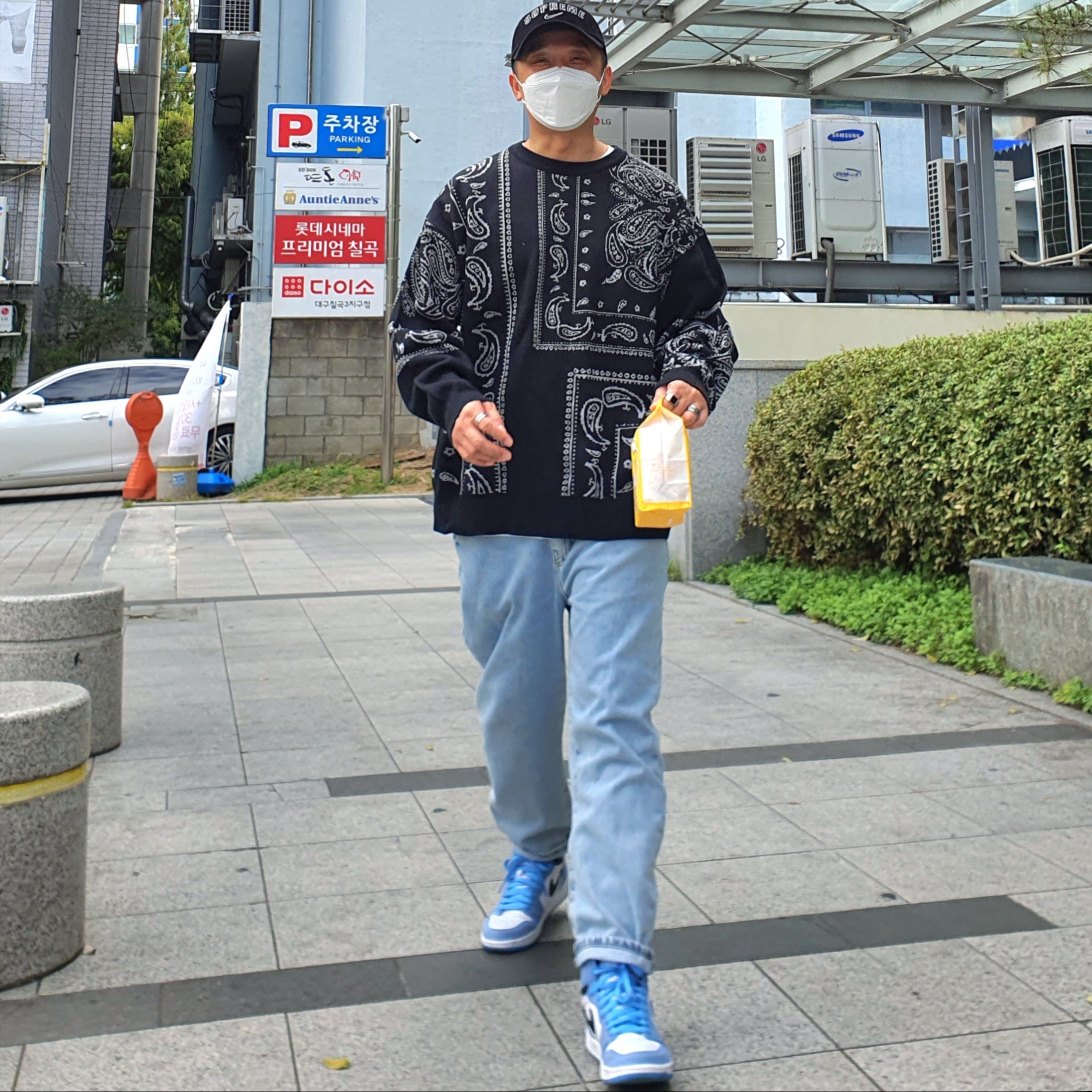 Jordan 1 Retro High OG University Blue, Supreme x Nike Arc Corduroy 6-Panel Black - 22SS 착용 스타일 - 3