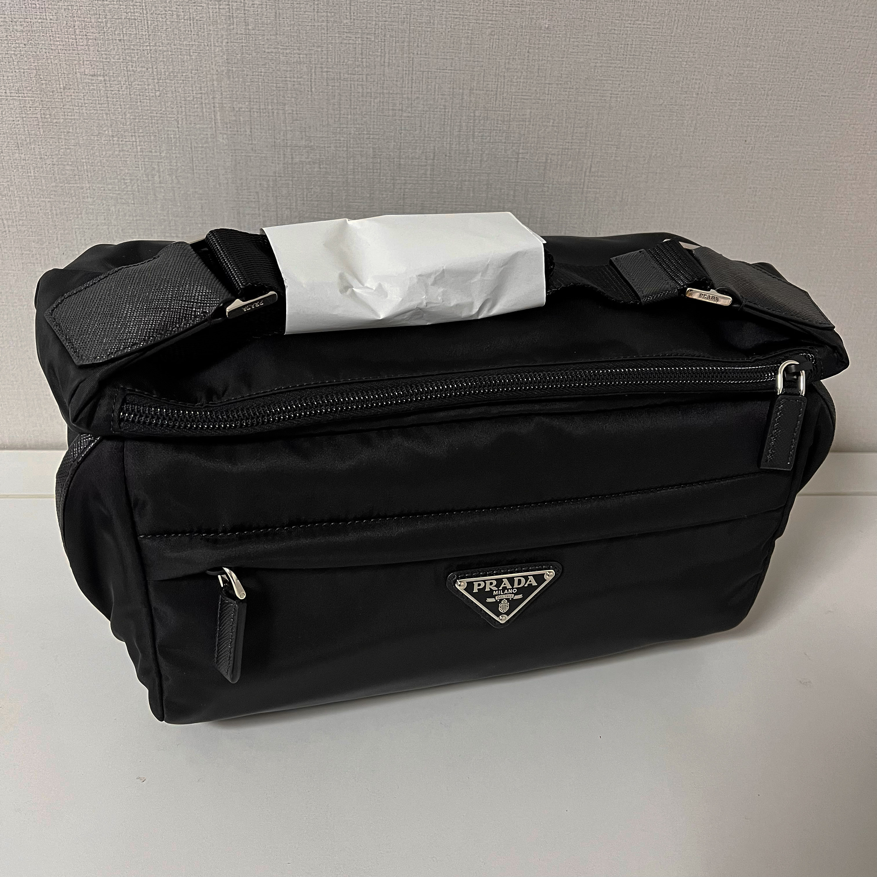 Prada Re-Nylon and Saffiano Leather Shoulder Bag Black 착용 스타일 - 2