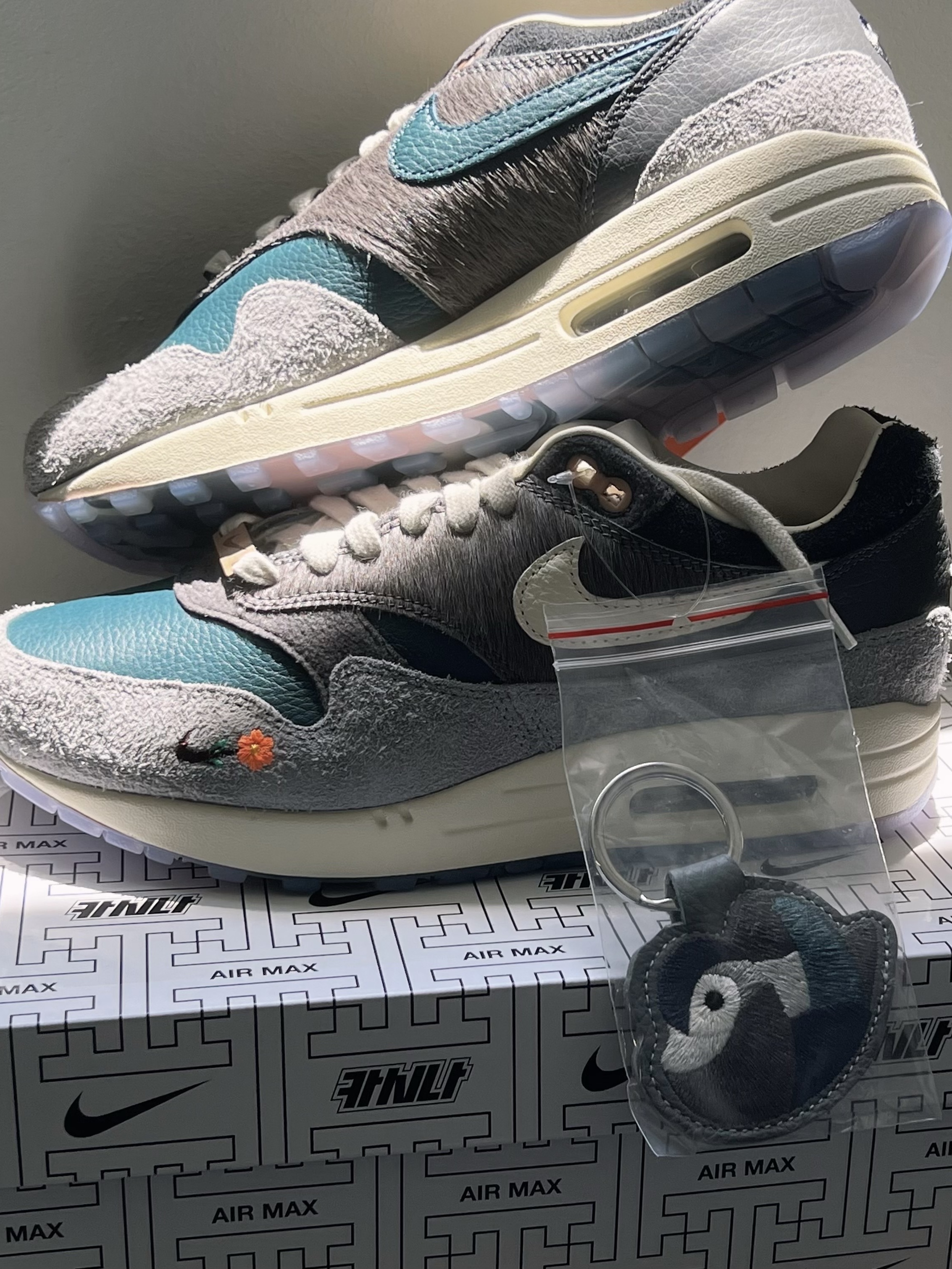 Nike x Kasina Air Max 1 SP Won-Ang Particle Grey, Dior Wallet Black Dior Oblique Jacquard 착용 스타일 - 3