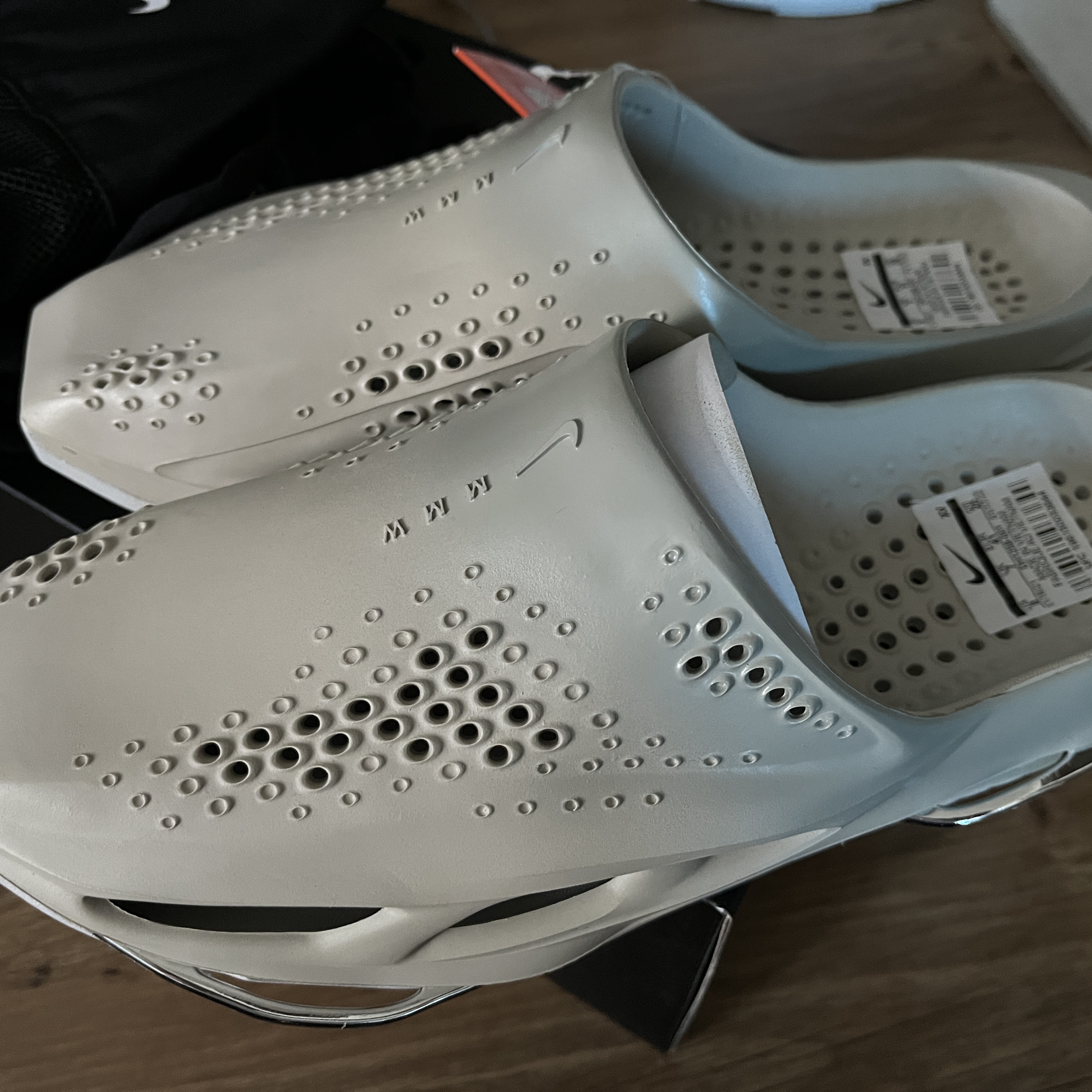 Nike x Matthew M Williams 005 Slide Light Bone and Chrome 착용 스타일 - 1