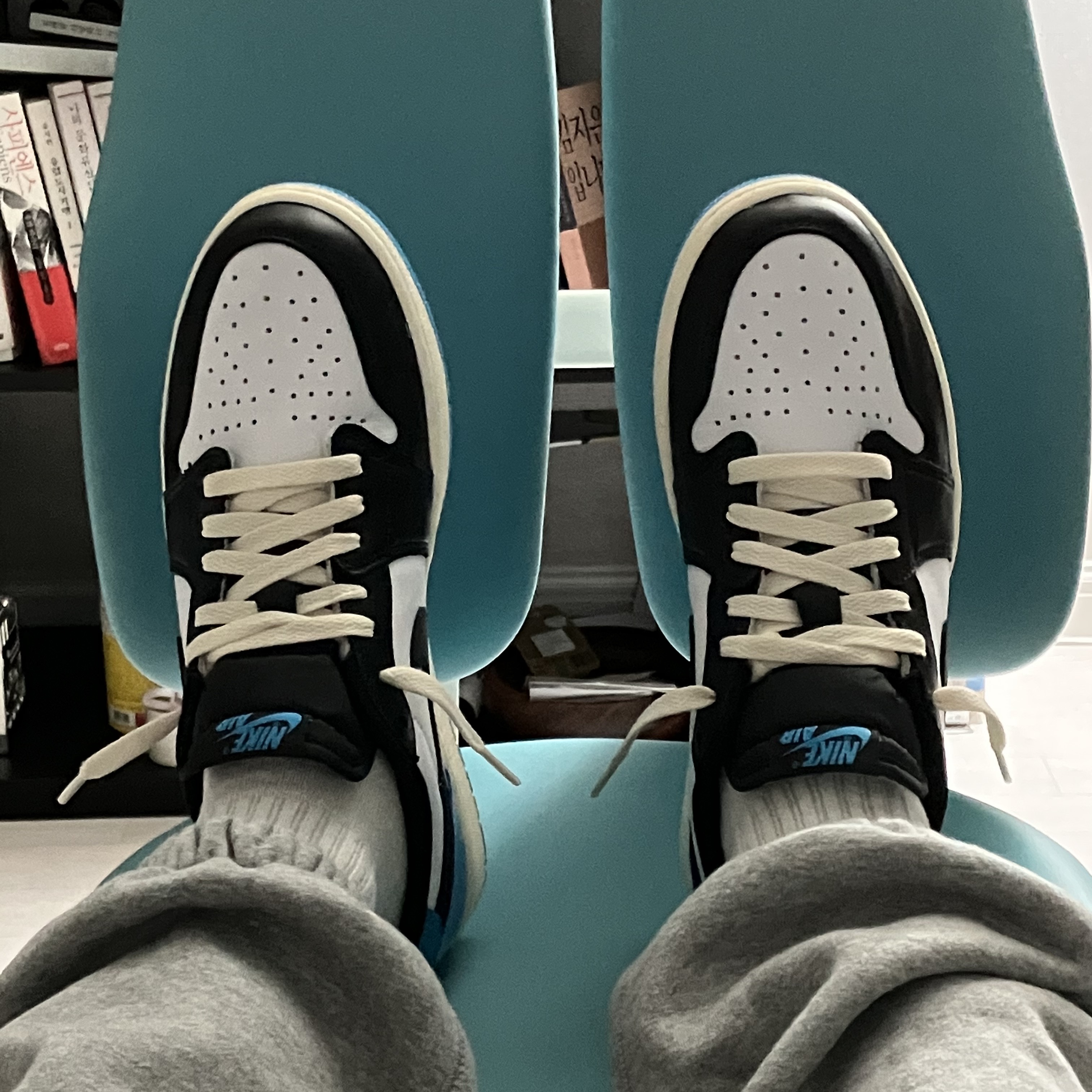 Jordan 1 Retro Low OG Black and Dark Powder Blue 착용 스타일 - 4