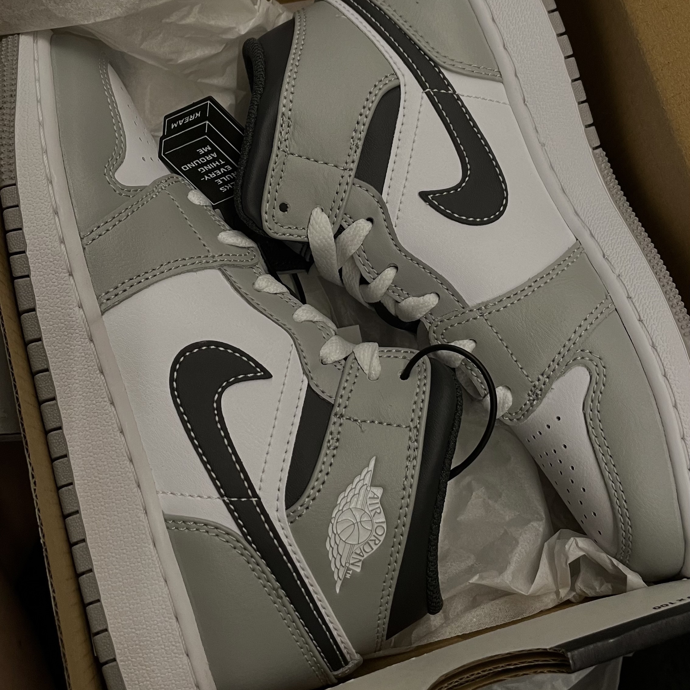(GS) Jordan 1 Mid Light Smoke Grey Anthracite 착용 스타일 - 2