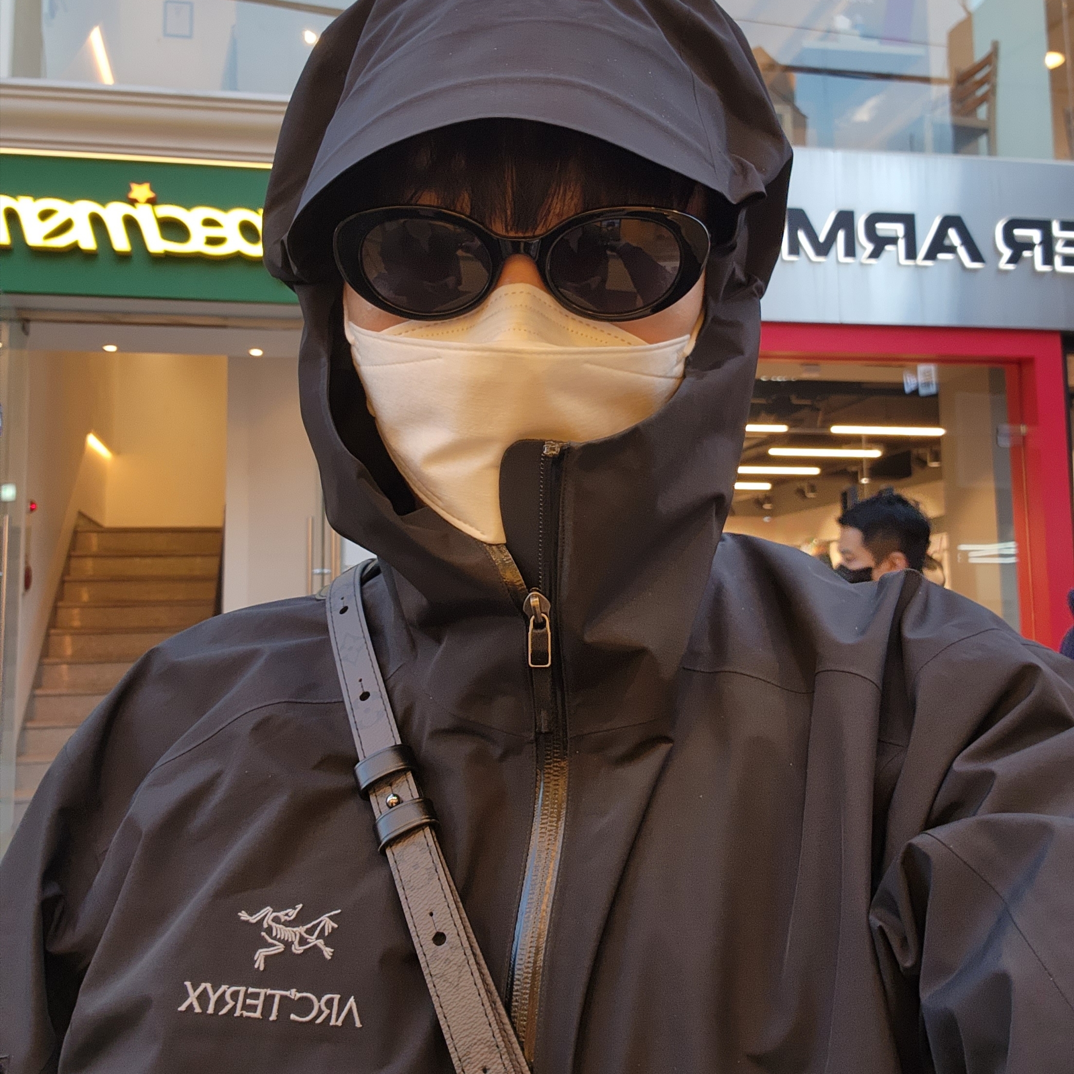 Arc'teryx Zeta SL Jacket Black 착용 스타일