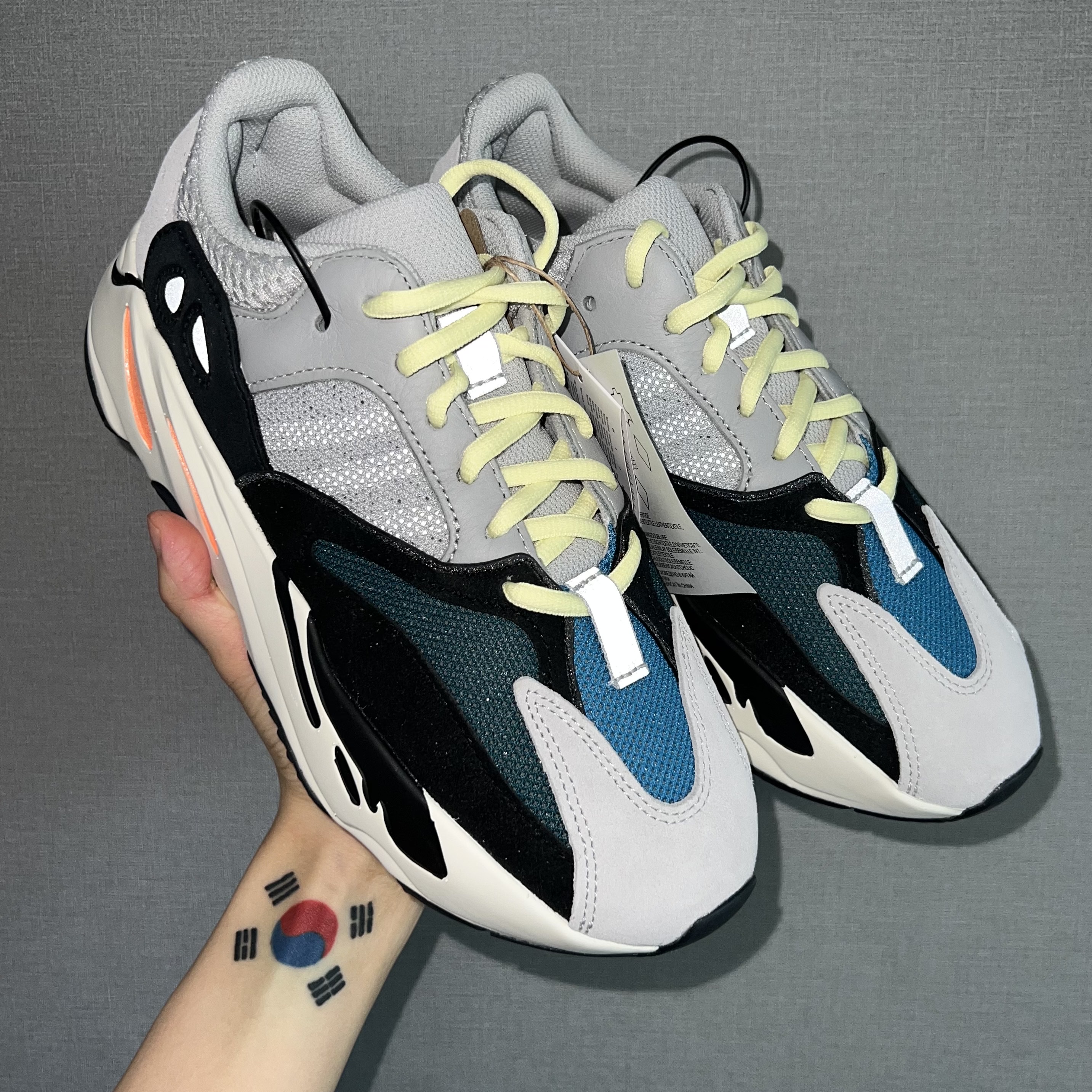 Adidas Yeezy Boost 700 Wave Runner Solid Grey 2021/2022 착용 스타일