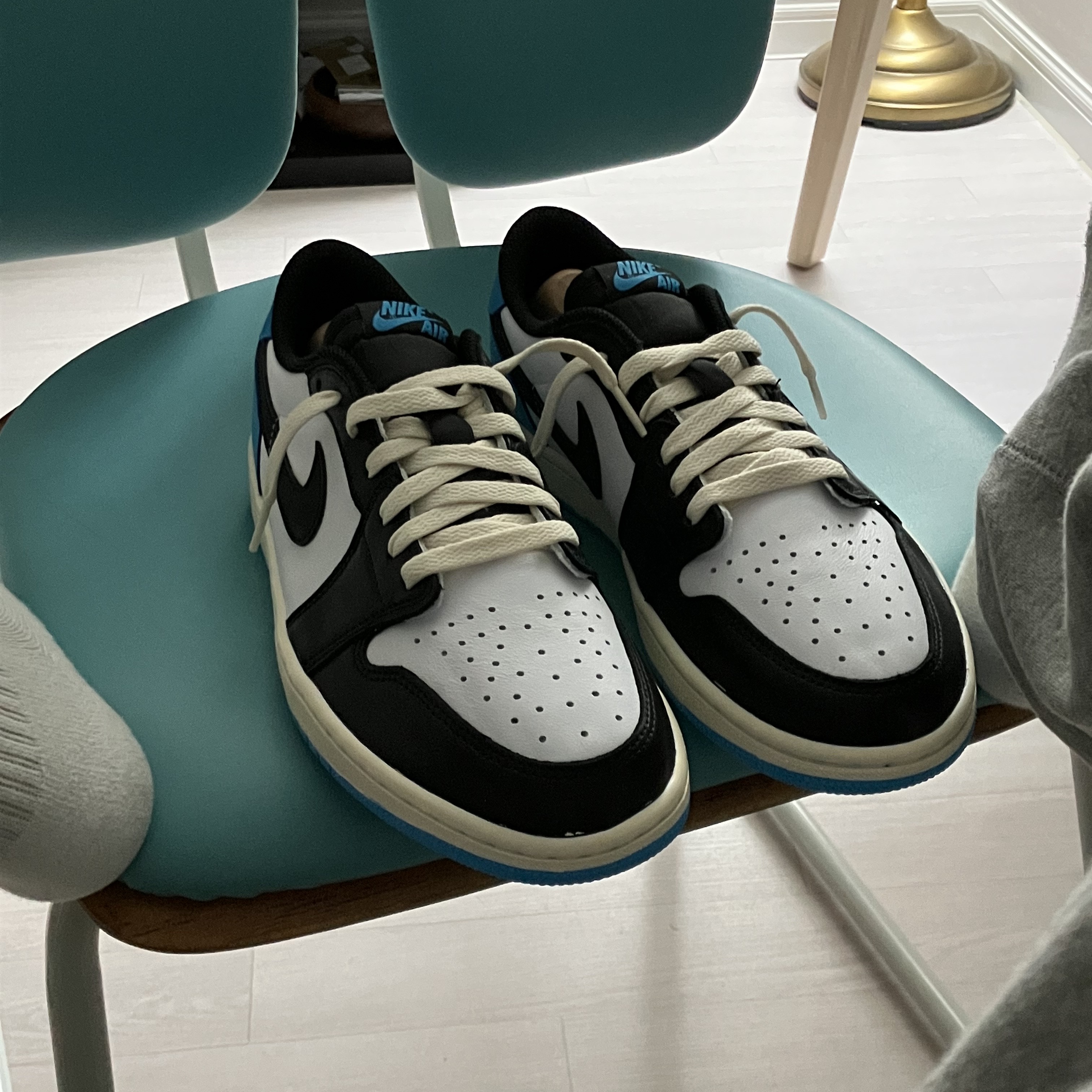 Jordan 1 Retro Low OG Black and Dark Powder Blue 착용 스타일 - 2