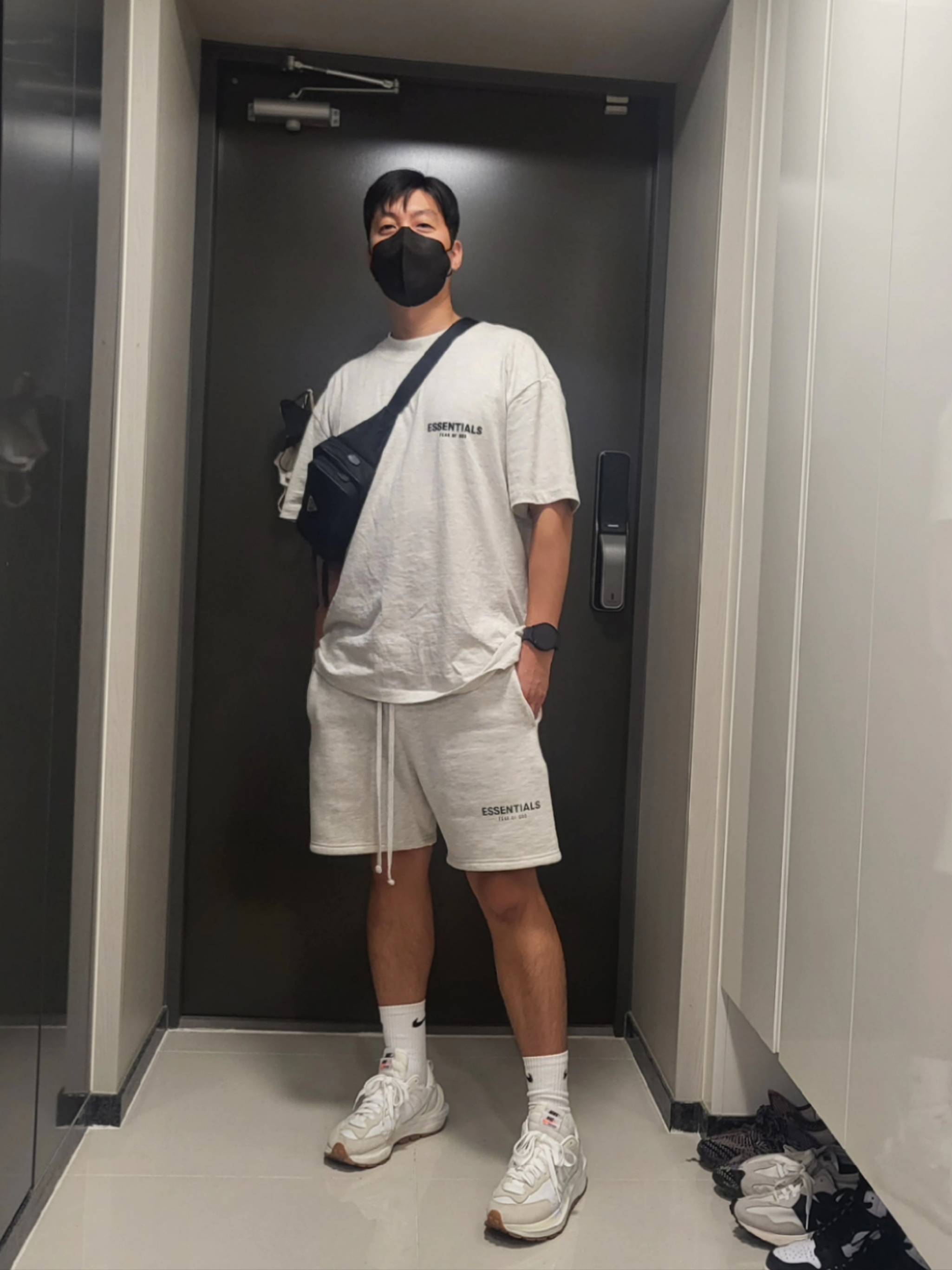 Essentials The Core Collection T-Shirt Light Oatmeal, Essentials The Core Collection Sweatshorts Light Oatmeal 착용 스타일