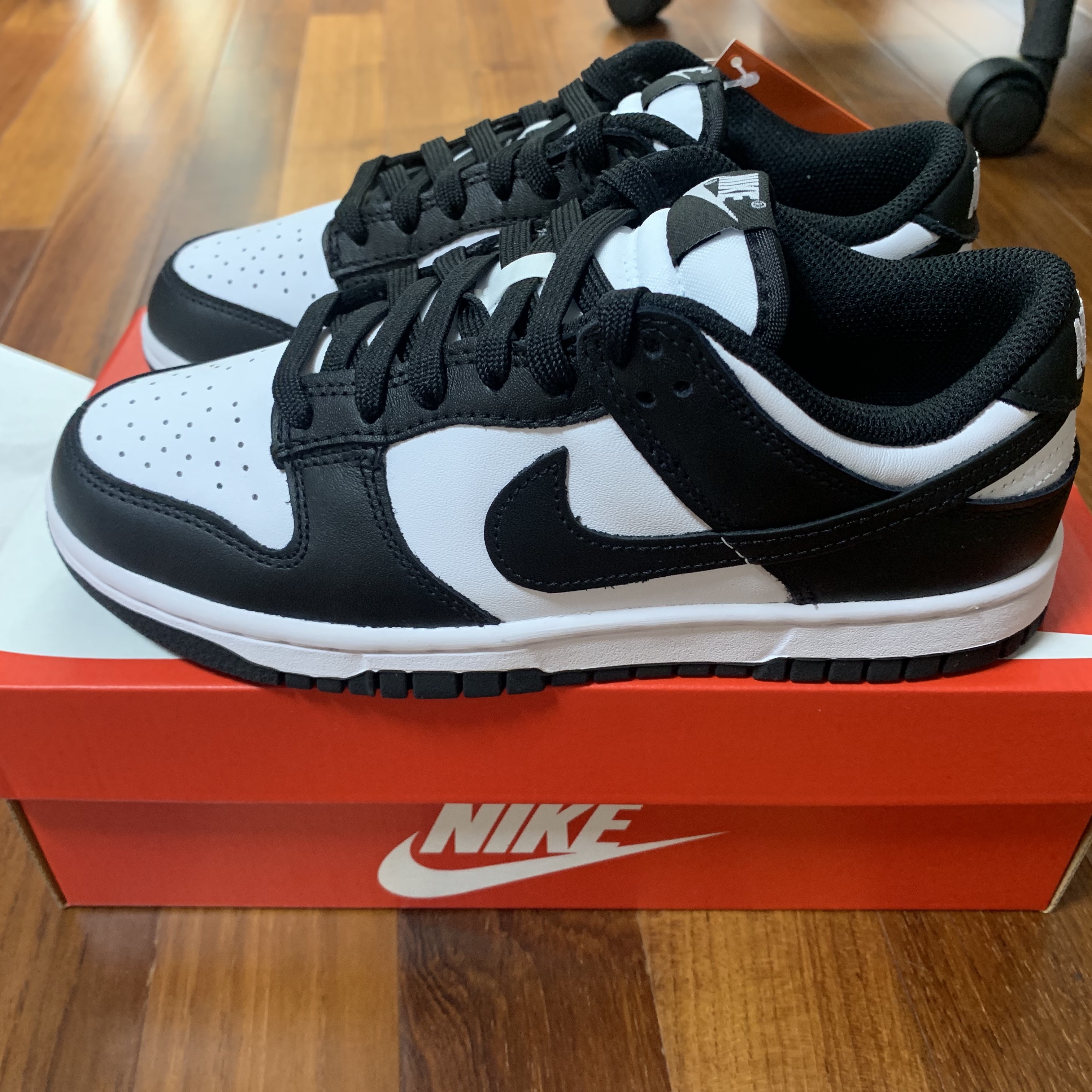(W) Nike Dunk Low Black, (W) Nike Dunk Low Light Smoke Grey 착용 스타일 - 1