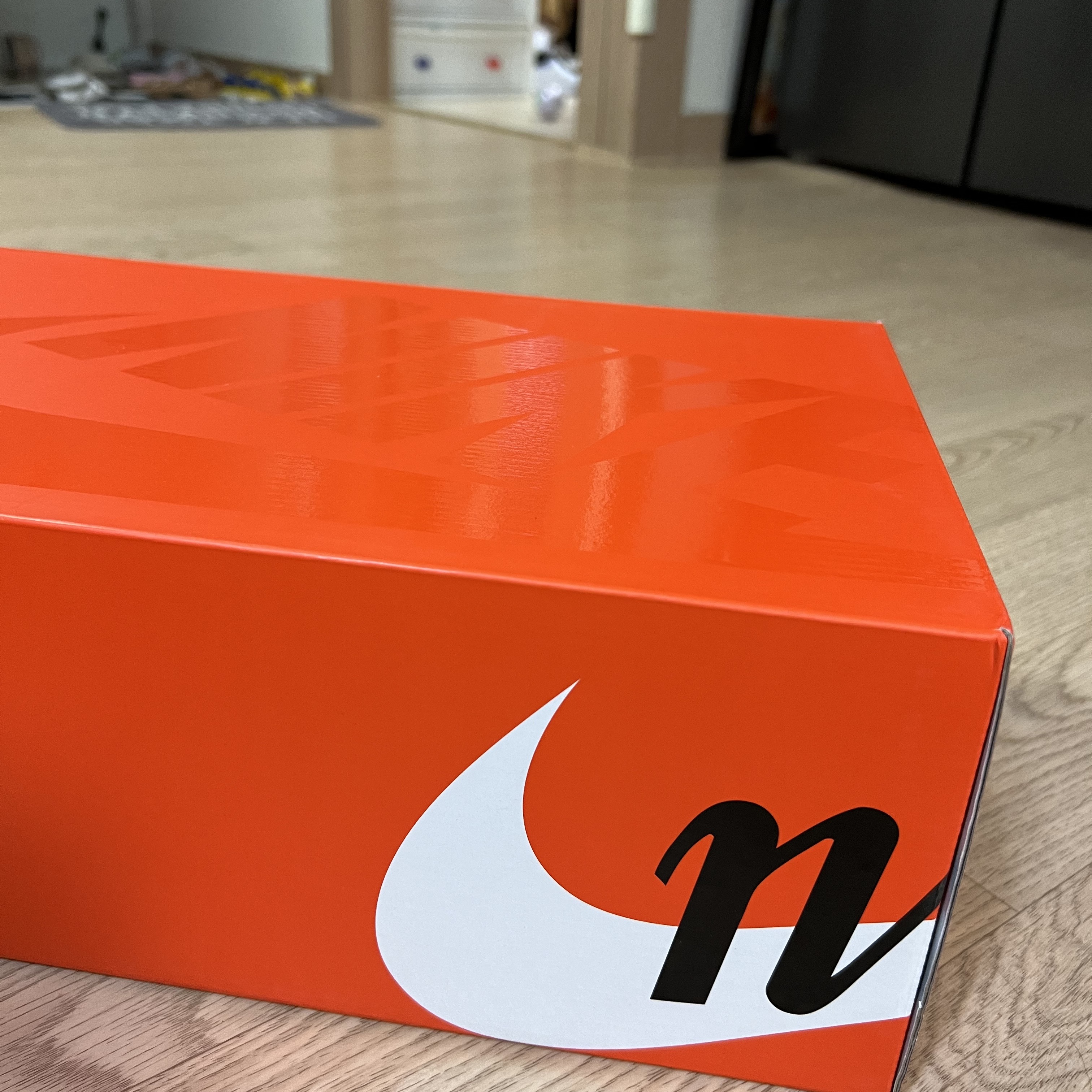 Nike x Sacai Zoom Cortez SP White and University Red 착용 스타일 - 2