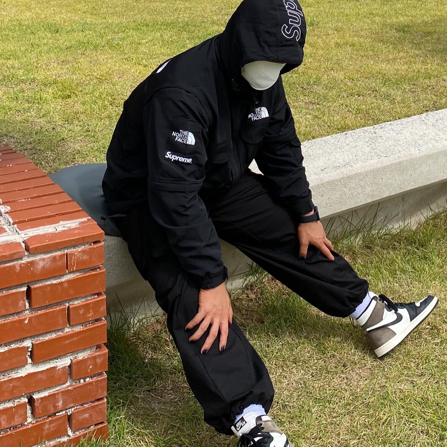 Jordan 1 Retro High OG Black Mocha, Supreme x The North Face Trekking Convertible Jacket Black - 22SS 착용 스타일 - 1