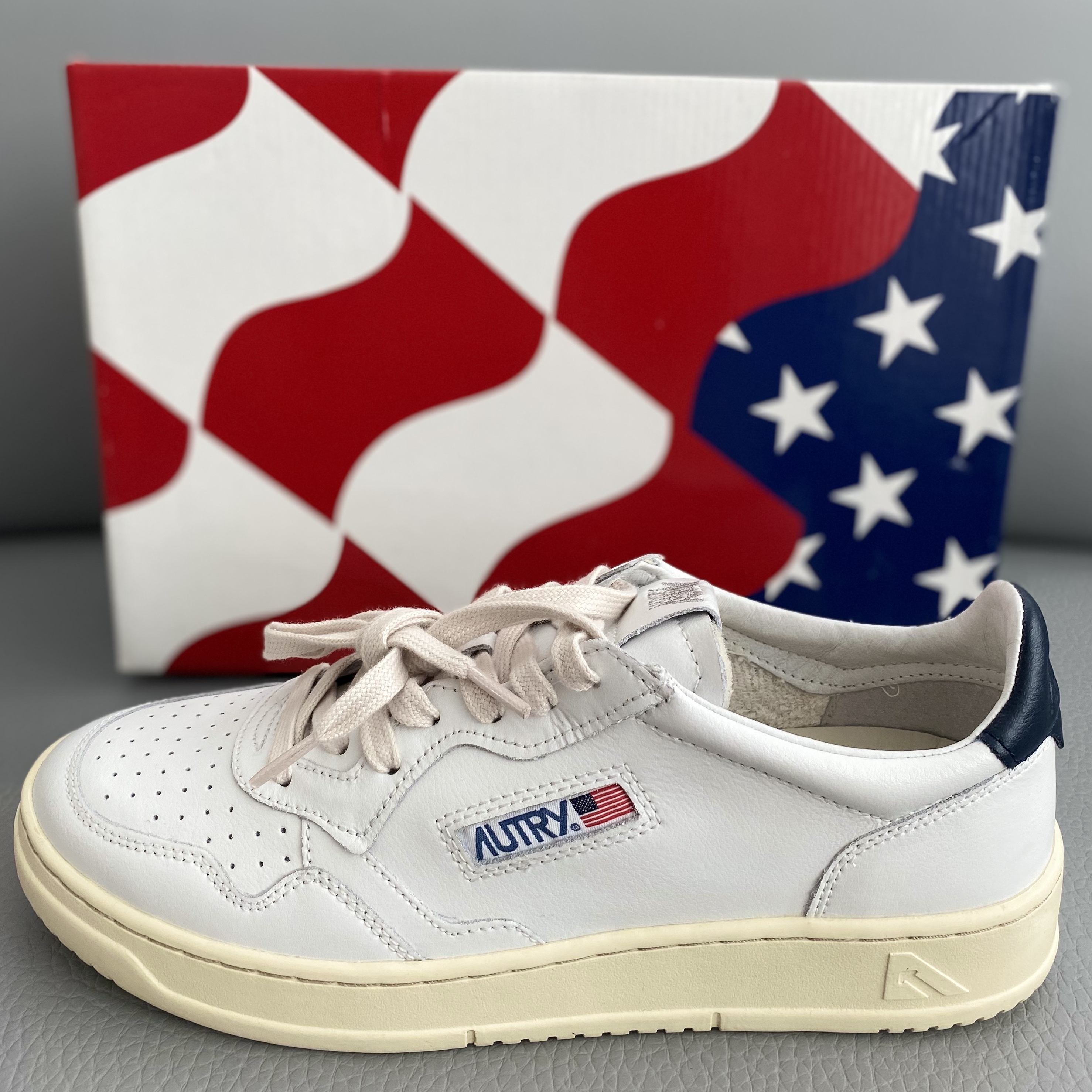 Autry Medalist Low Leather Sneakers White Blue 착용 스타일
