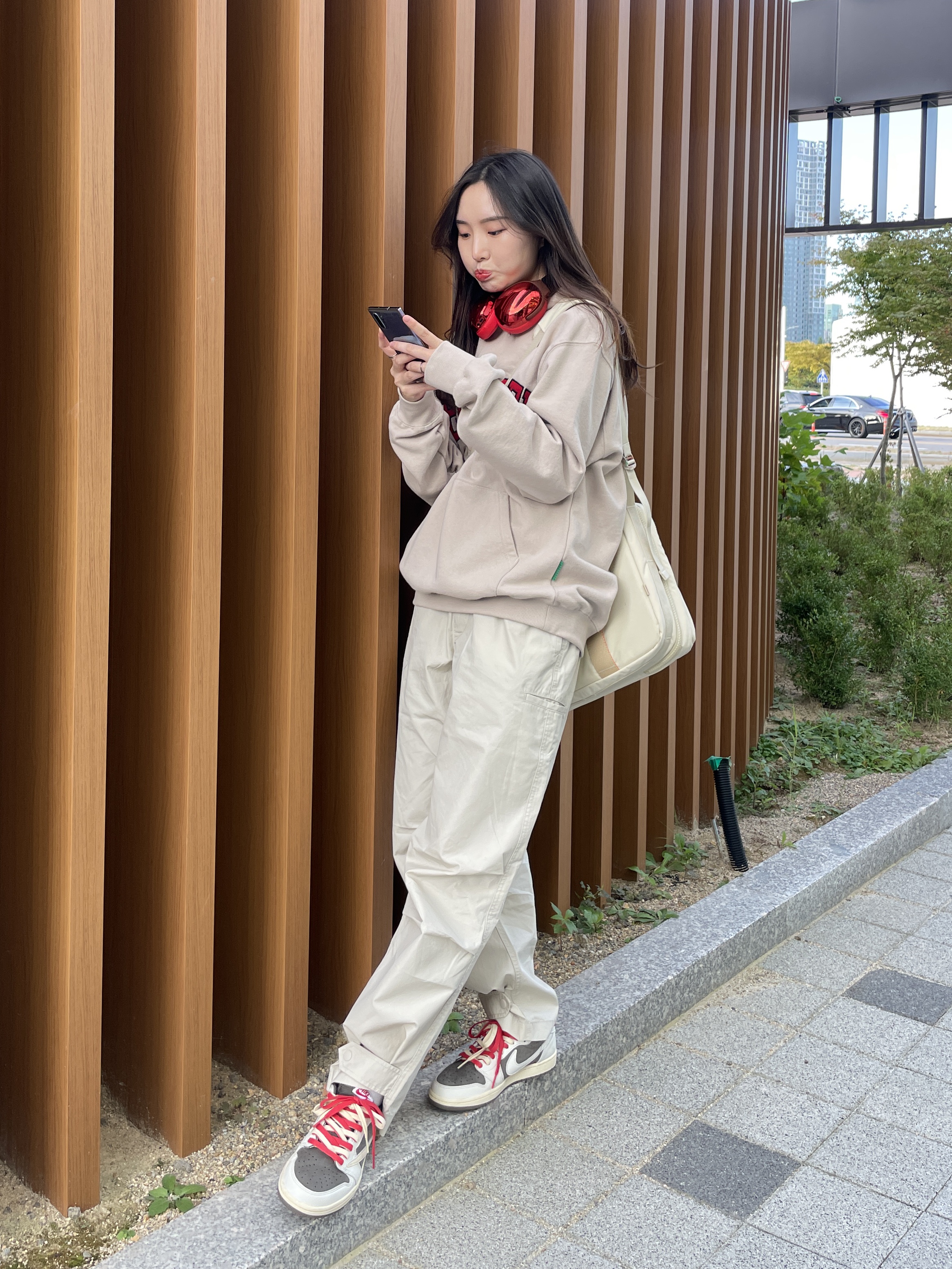 Jordan 1 x Travis Scott Retro Low OG SP Sail and Ridgerock 착용 스타일