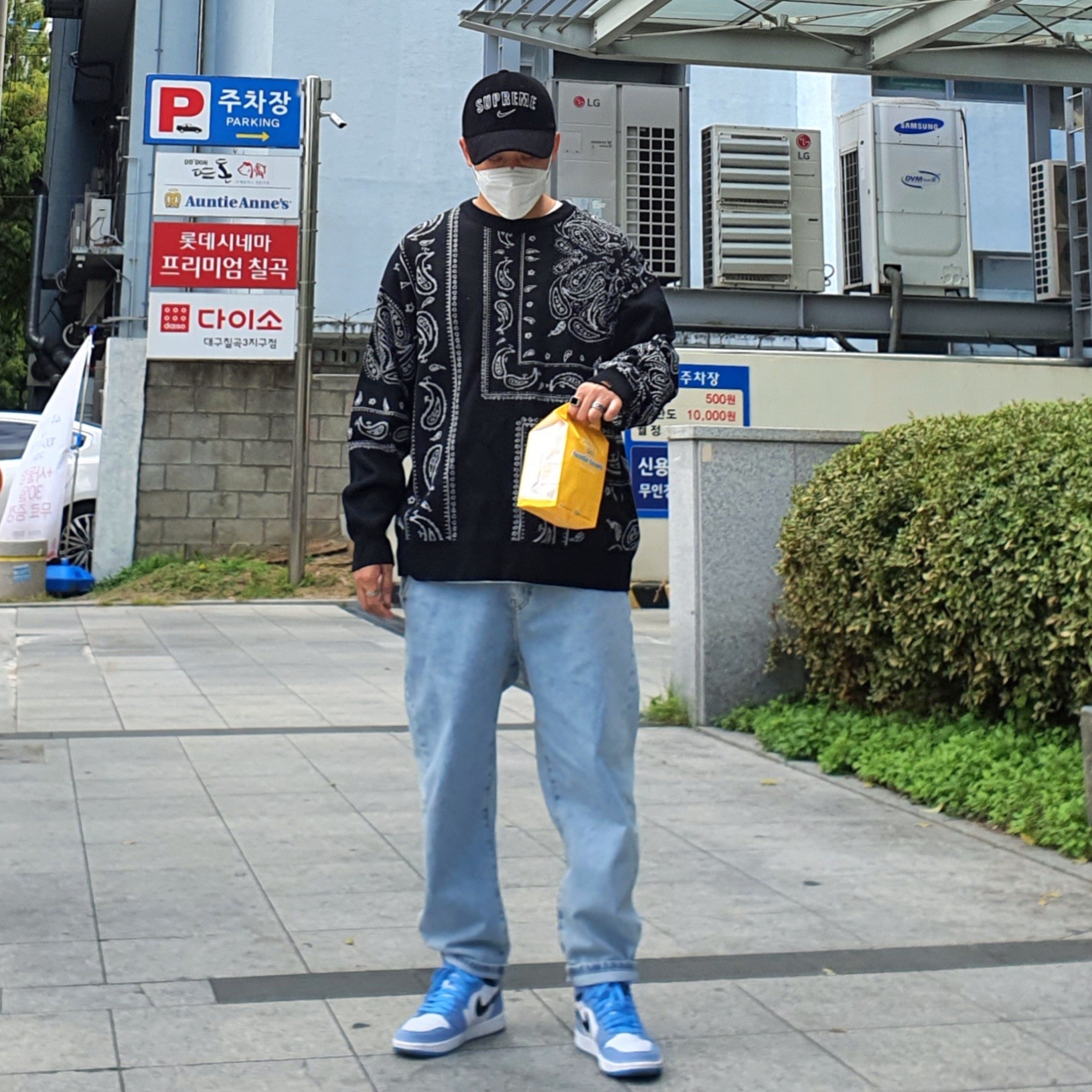 Jordan 1 Retro High OG University Blue, Supreme x Nike Arc Corduroy 6-Panel Black - 22SS 착용 스타일 - 1