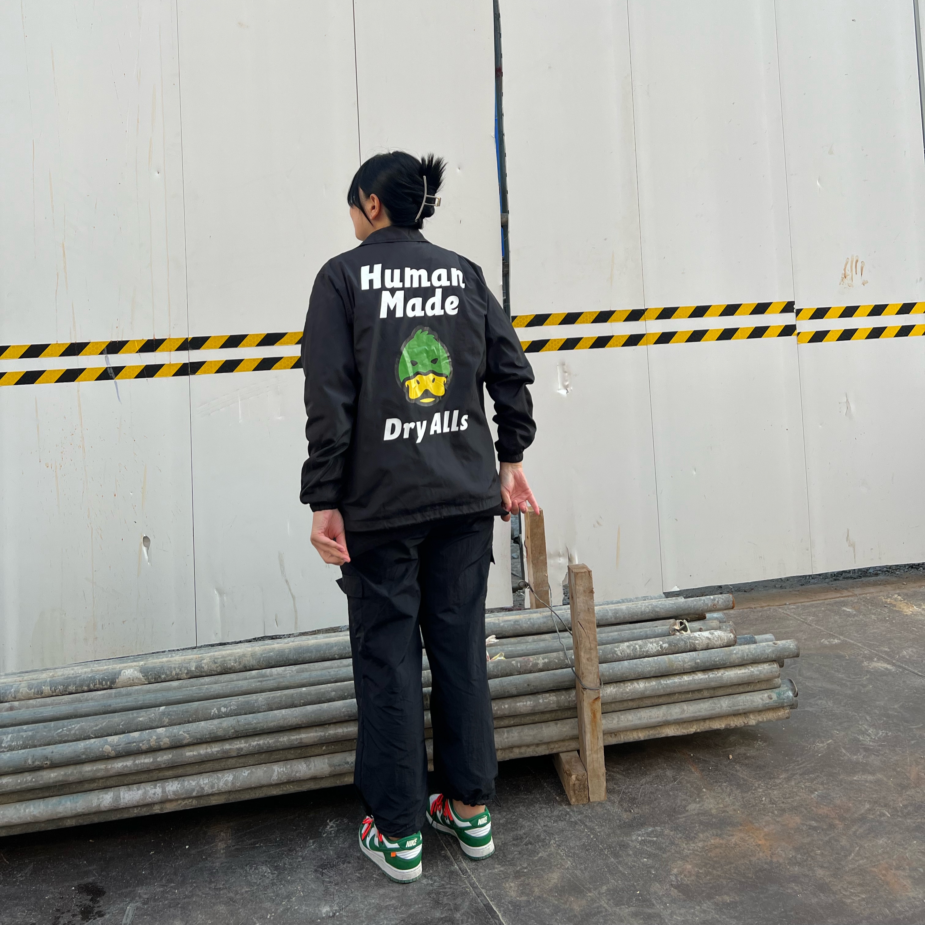 Nike x Off-White Dunk Low Pine Green, Human Made Coach Jacket Black 착용 스타일 - 1