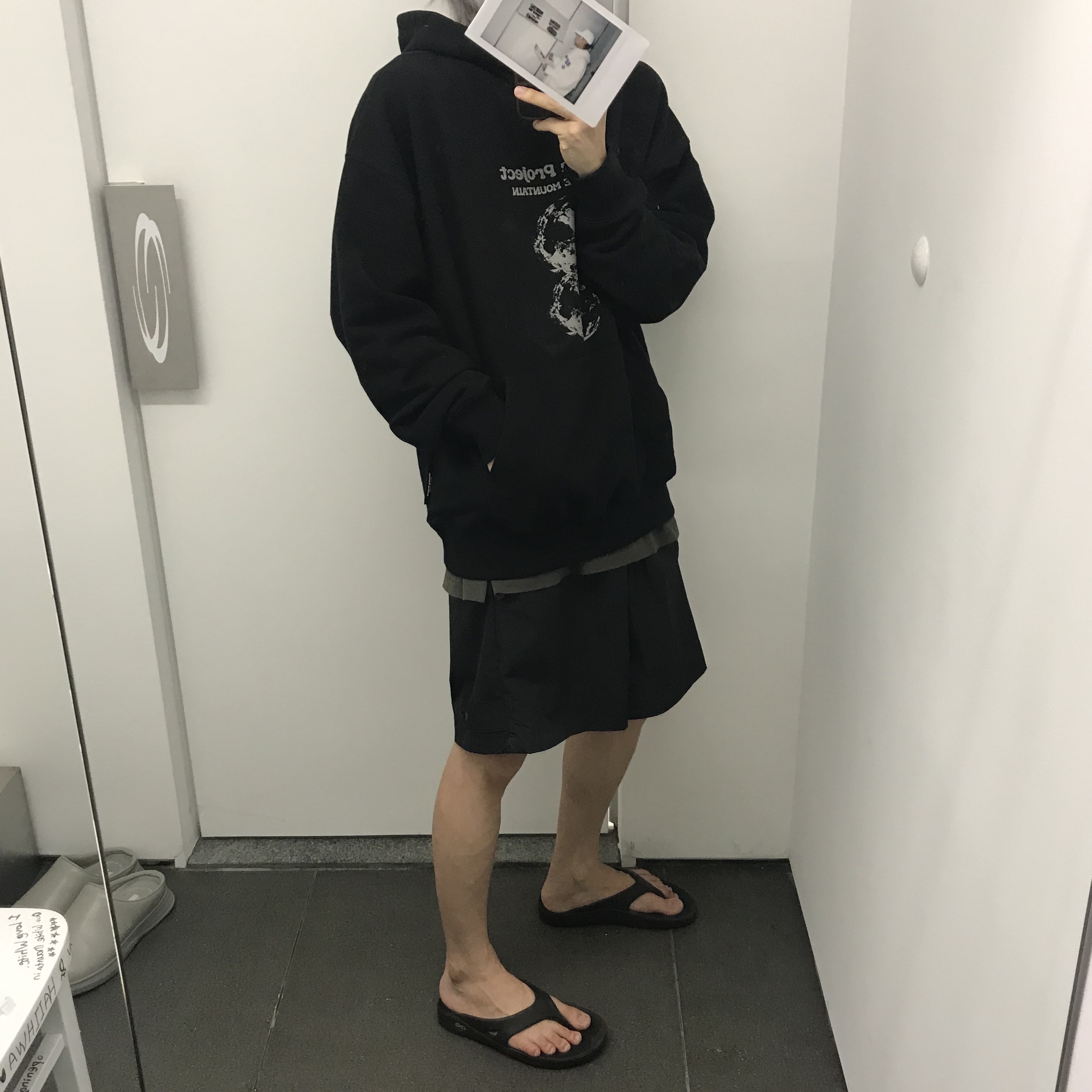 Oofos OOriginal Black 착용 스타일