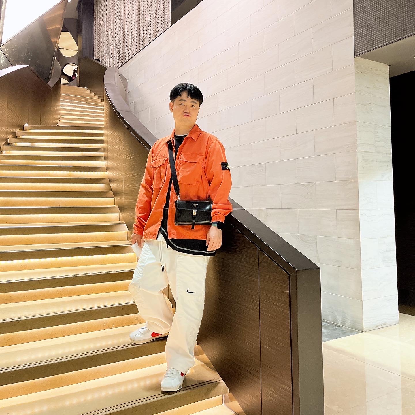 Stone Island 114WN T.CO+OLD Overshirt Orange - 22SS, Nike x Off-White NRG Pants White 착용 스타일 - 3