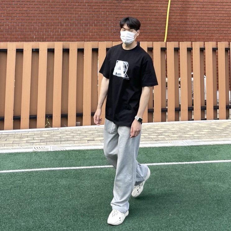 Adidas Yeezy Foam RNNR Sand 착용 스타일