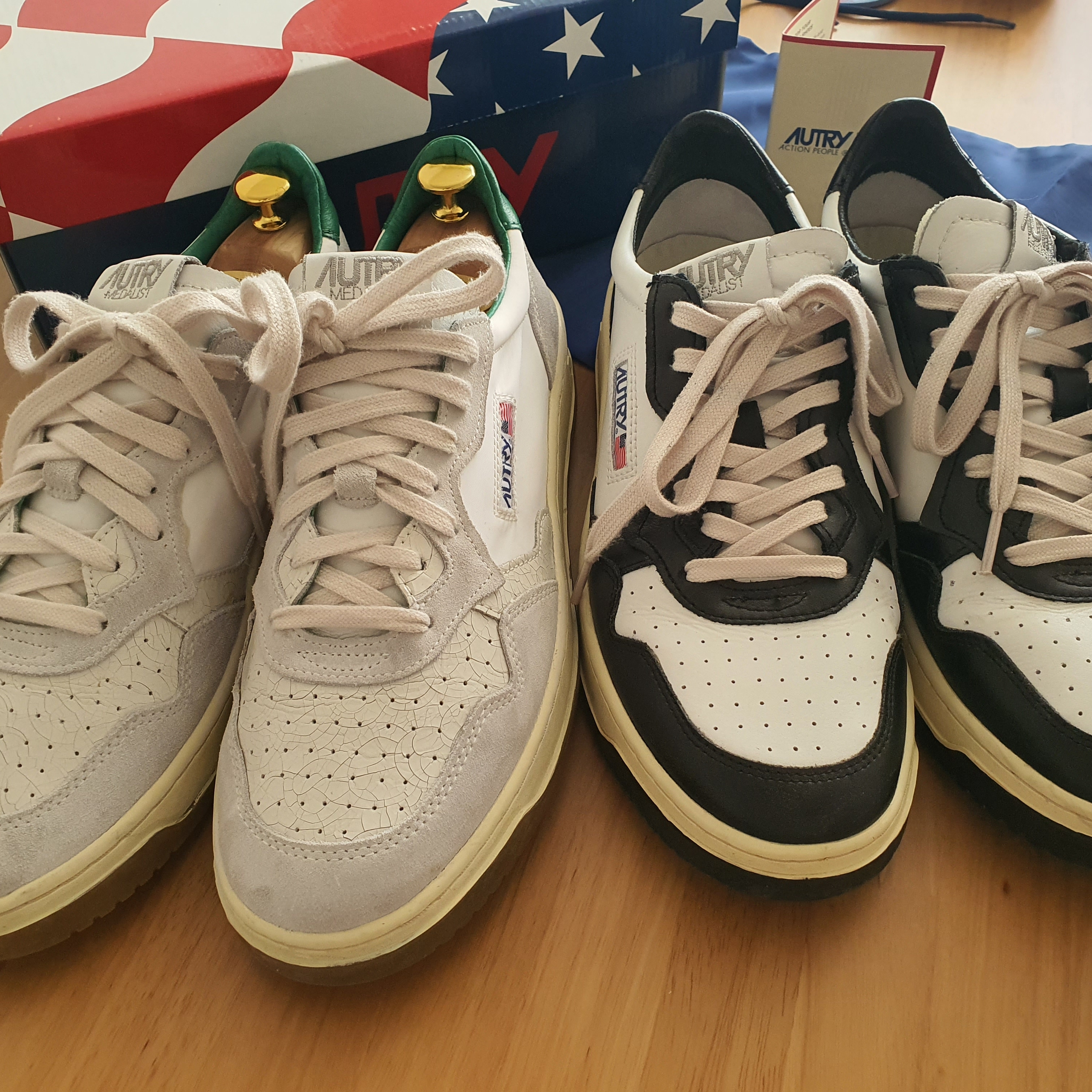 Autry Medalist Low Leather Suede Sneakers White Green, Autry Medalist Low Leather Sneakers Black White 착용 스타일 - 2