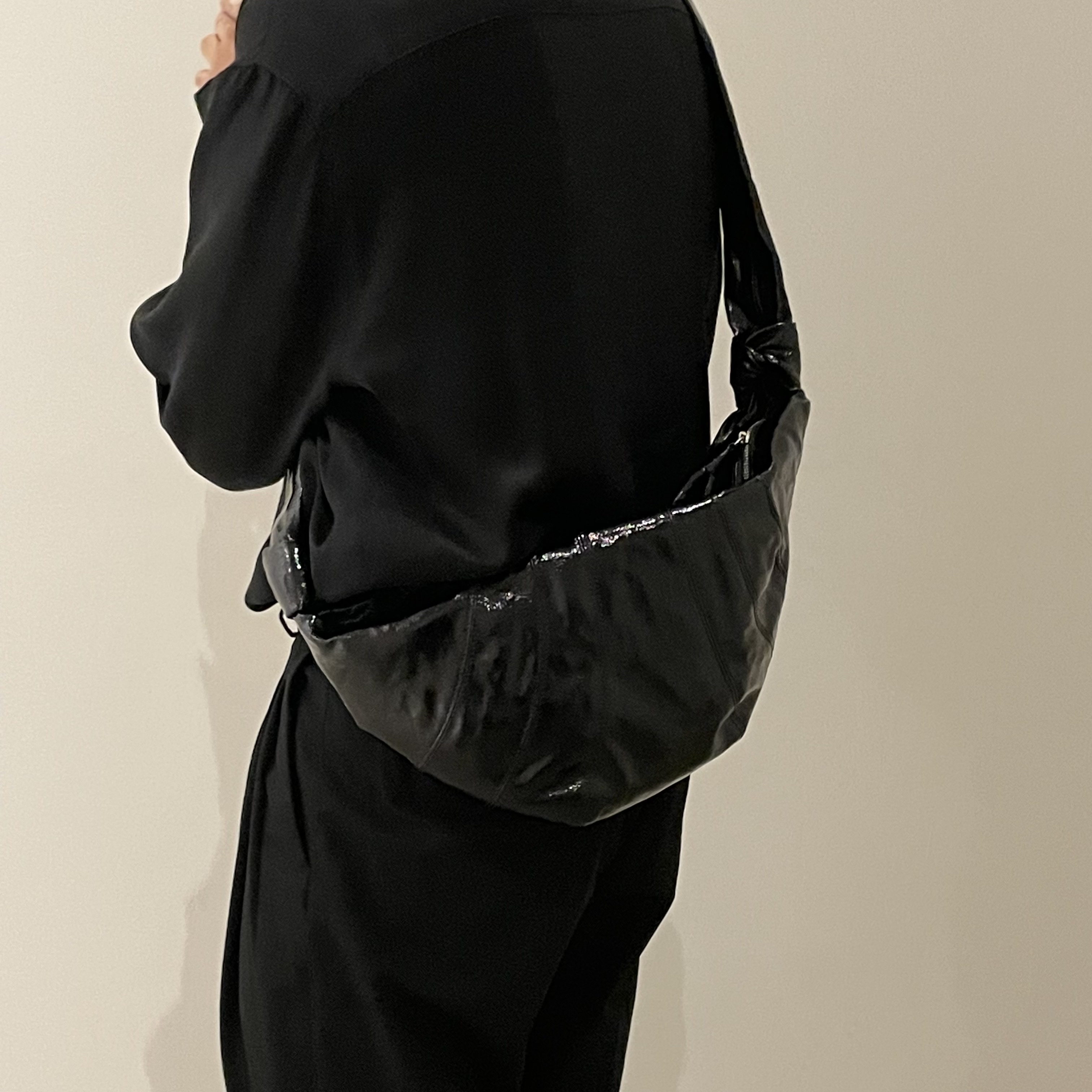 Lemaire Medium Croissant Bag Coated Linen Canvas Black 착용 스타일 - 1