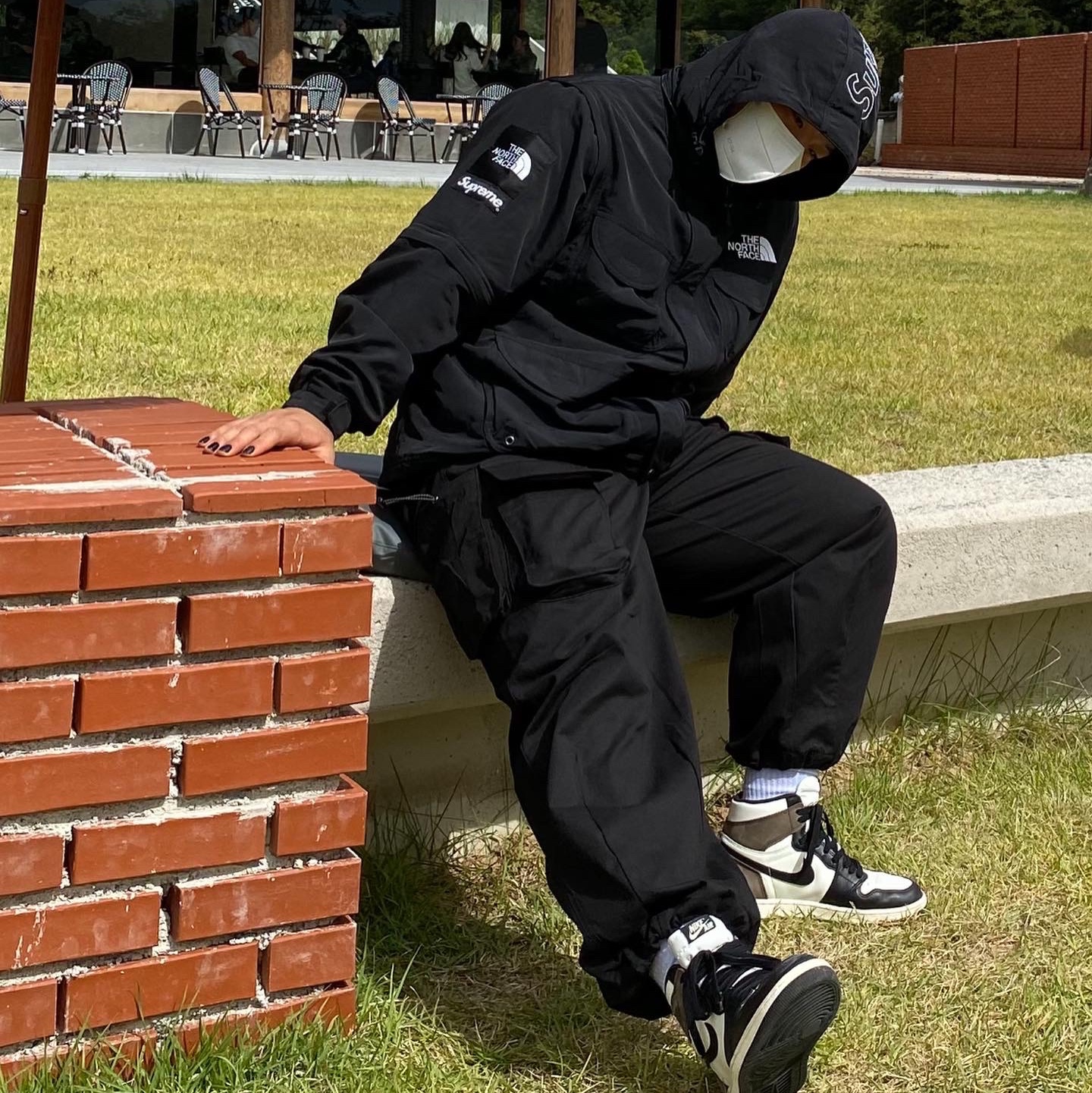 Jordan 1 Retro High OG Black Mocha, Supreme x The North Face Trekking Convertible Jacket Black - 22SS 착용 스타일 - 2