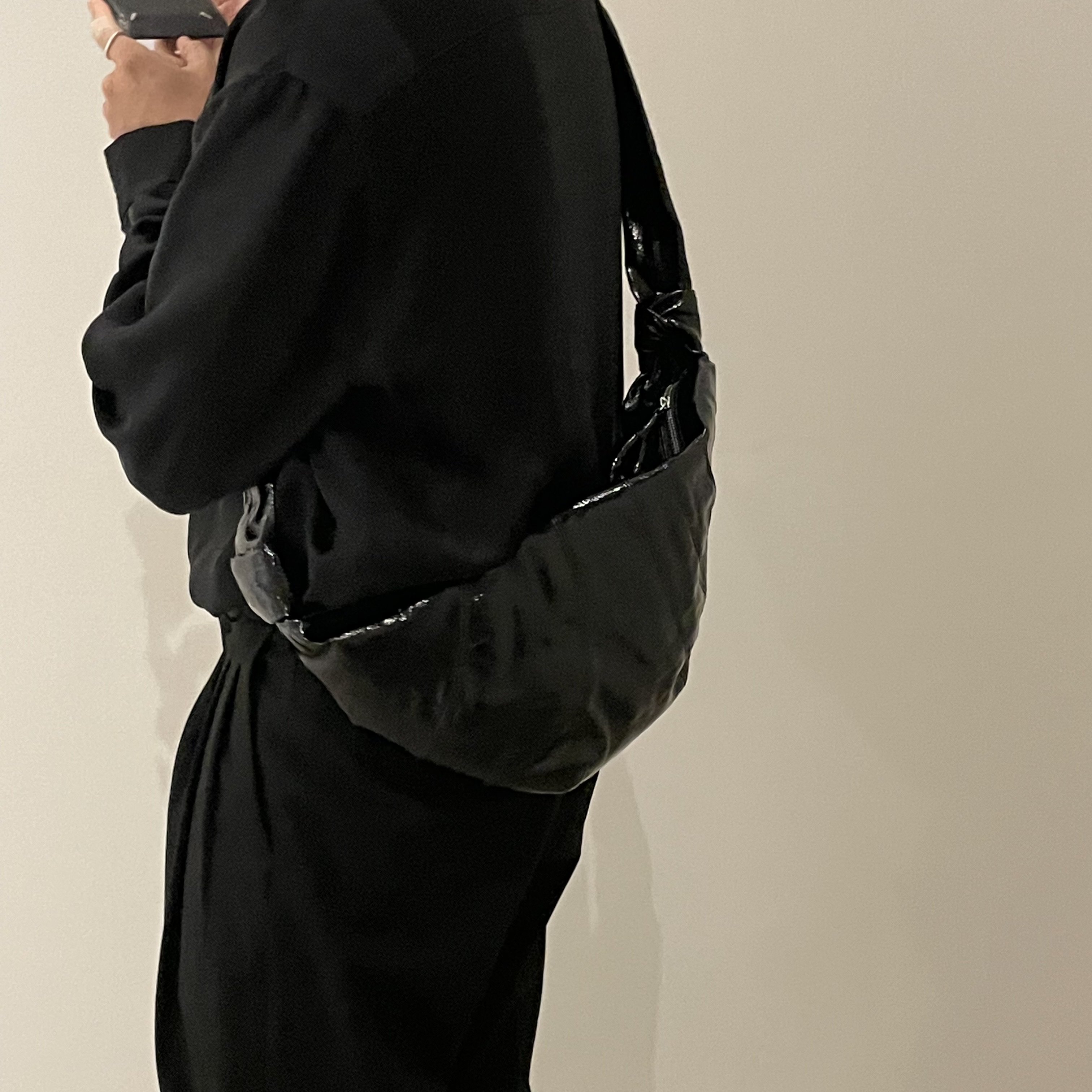 Lemaire Medium Croissant Bag Coated Linen Canvas Black 착용 스타일 - 2