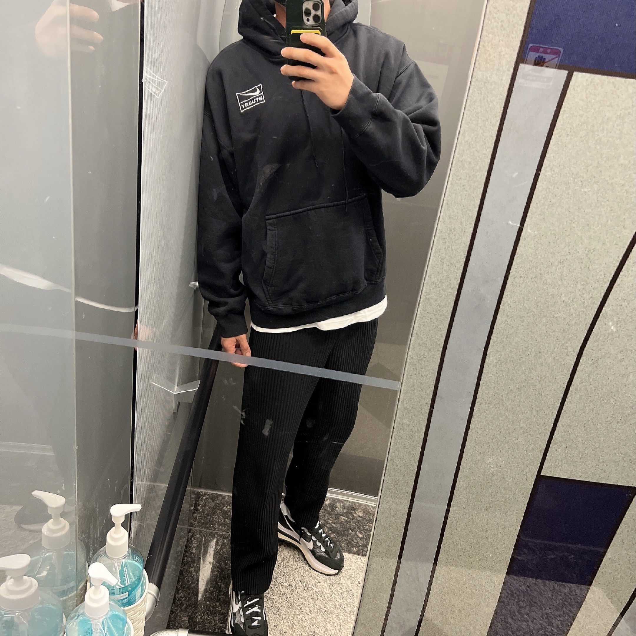 Homme Plisse Issey Miyake Straight Basics Pants Black, Nike x Stussy NRG RA Washed Pullover Hoodie Black (DN4028-010) 착용 스타일